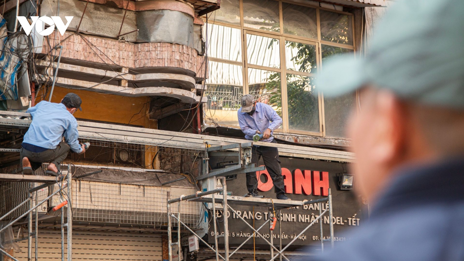 Người dân phố Hàng Mã "tất bật" dọn dẹp, tháo dỡ mái che vỉa hè