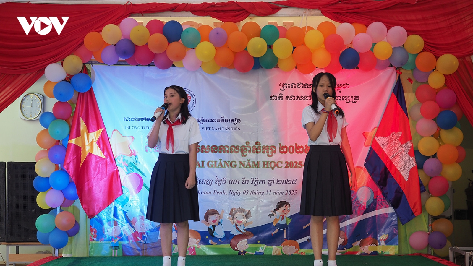 Con em Việt kiều tại Campuchia rộn ràng bước vào năm học mới