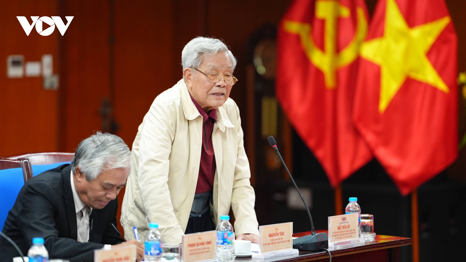 Góp ý văn kiện: Nhấn mạnh sự giám sát của nhân dân trong chống tham nhũng