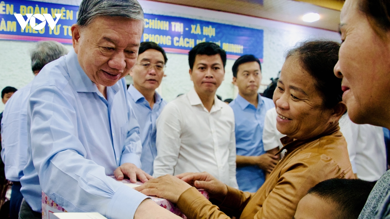 Tổng Bí thư Tô Lâm thăm, tặng quà người dân bị ảnh hưởng do mưa lũ tại Huế