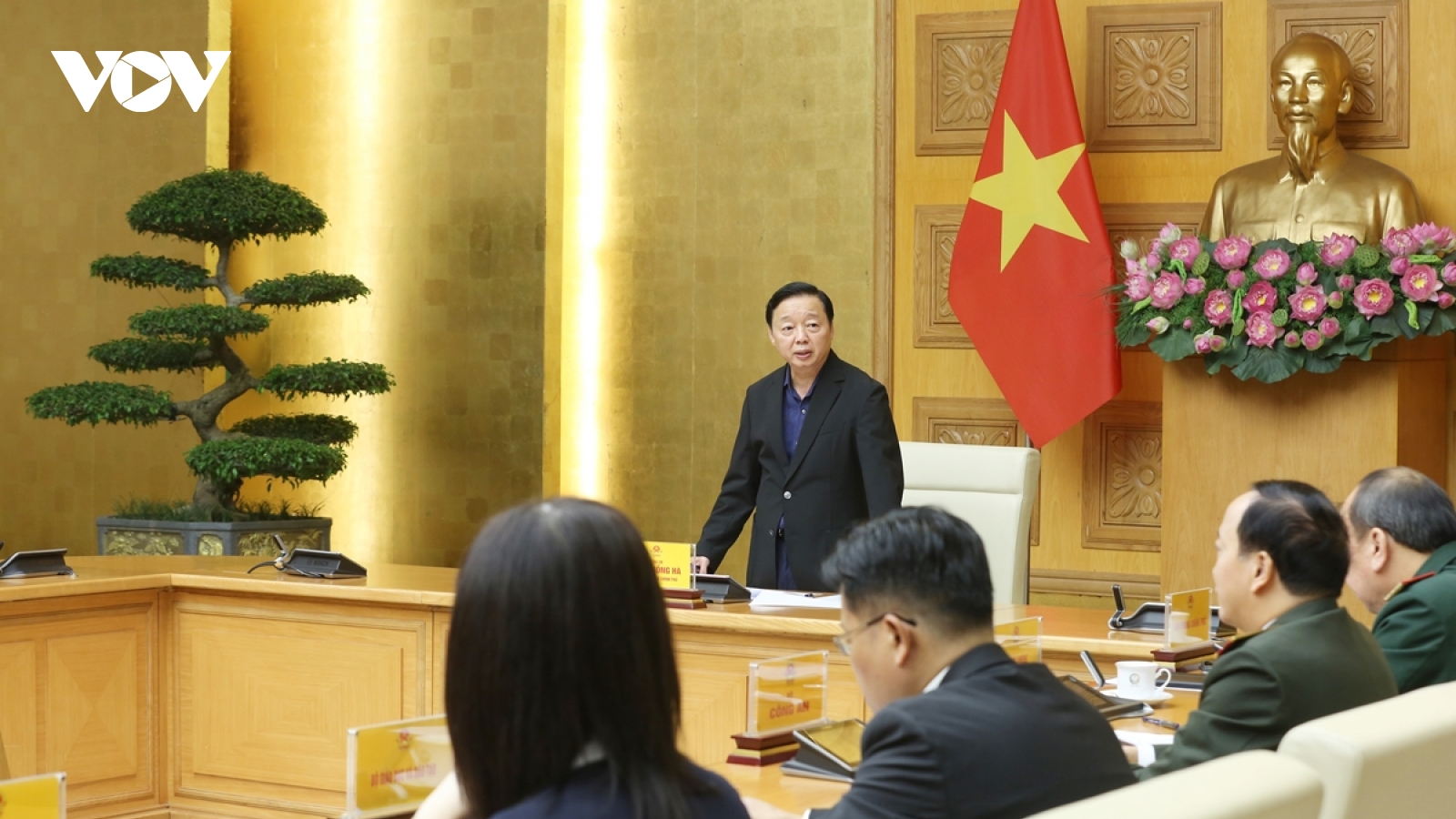 Phó Thủ tướng: Khẩn trương ứng phó bão số 15 giữa nguy cơ bão chồng lũ