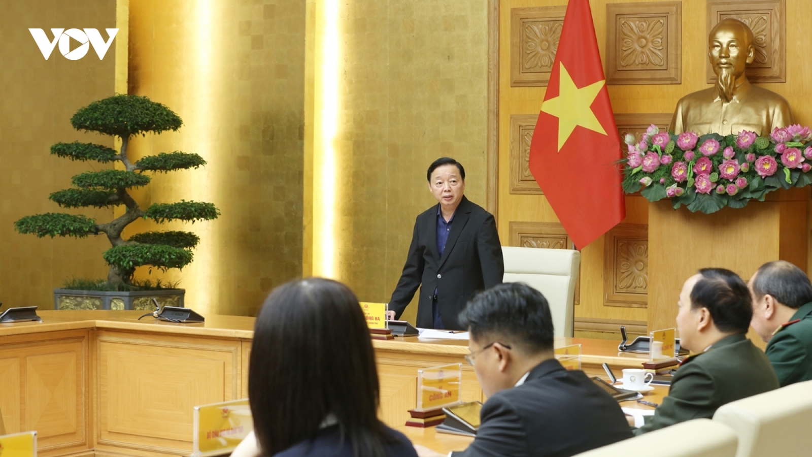 Phó Thủ tướng: Khẩn trương ứng phó bão số 15 giữa nguy cơ bão chồng lũ