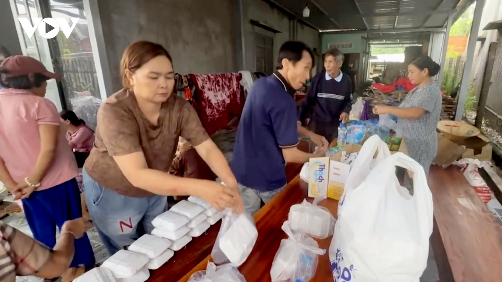 Những hộp cơm nghĩa tình tiếp sức vùng lũ Đắk Lắk