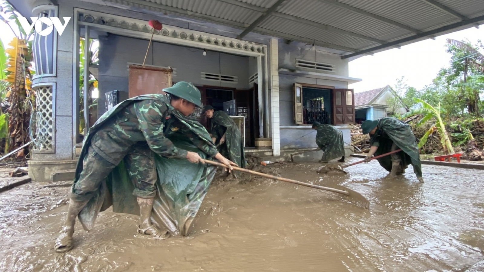 "Giúp dân vùng lũ, không để dân đói, rét là mệnh lệnh từ trái tim người lính"