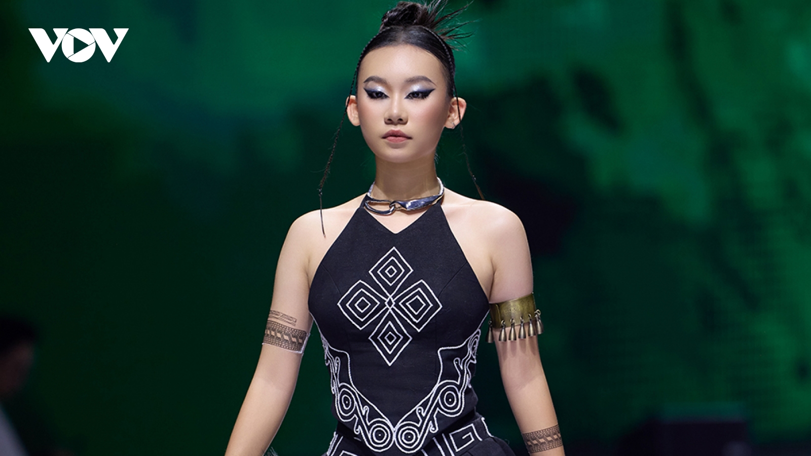 Thổi hồn văn hoá Đông Sơn vào thời trang đương đại