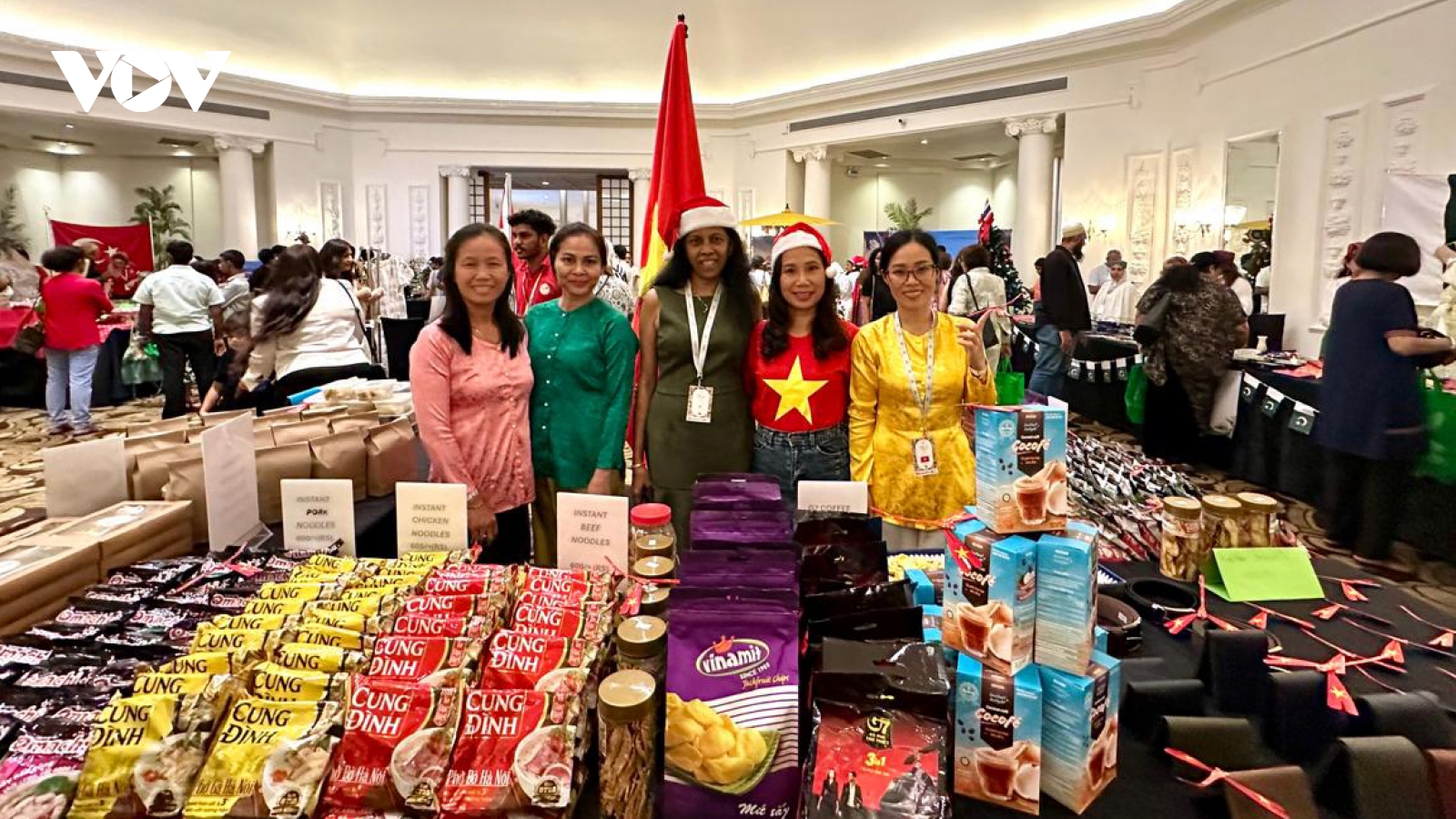 Gian hàng Việt Nam nổi bật tại Hội chợ từ thiện quốc tế Sri Lanka 2025