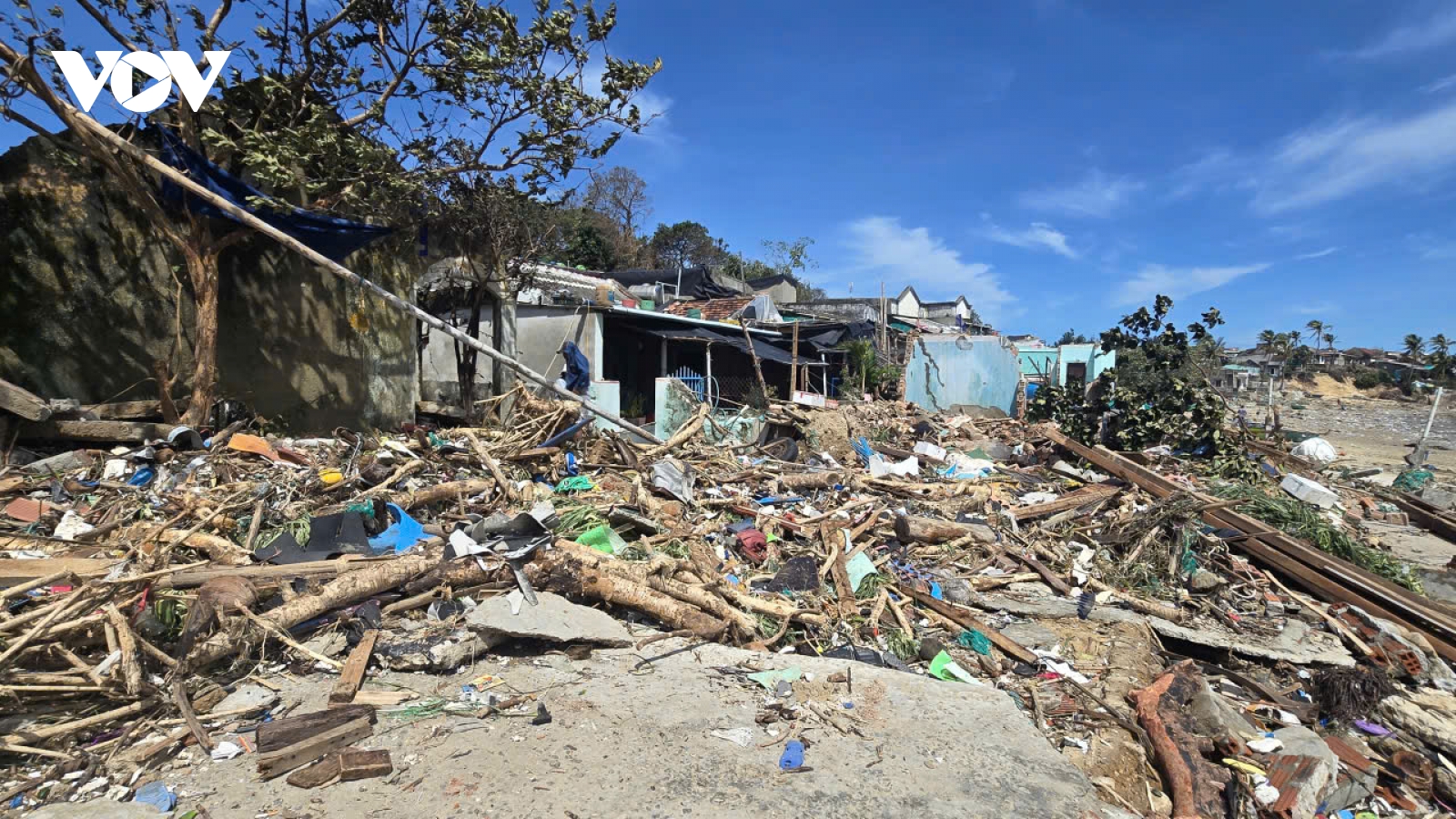 Làng chài Xuân Thạnh, Gia Lai hoang tàn sau bão số 13 càn quét