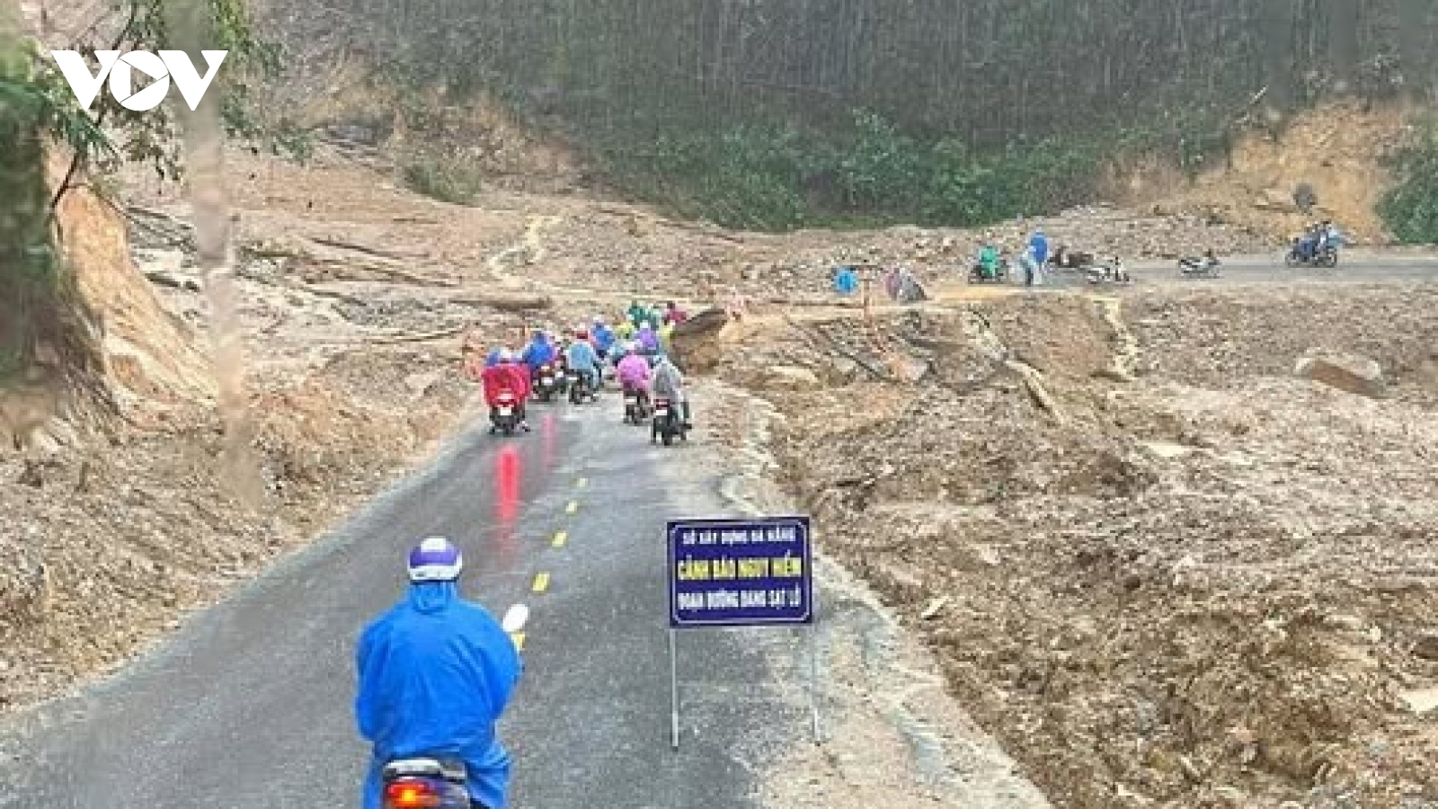 Đà Nẵng: Sạt lở dữ dội trên quốc lộ 40B, lốc xoáy làm hư hại nhiều nhà dân