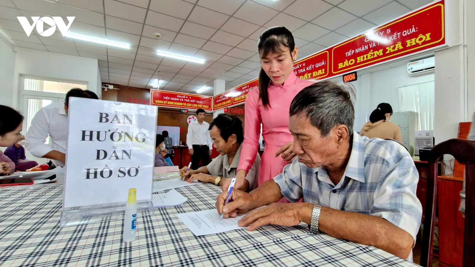 Hỗ trợ người yếu thế giải quyết thủ tục hành chính