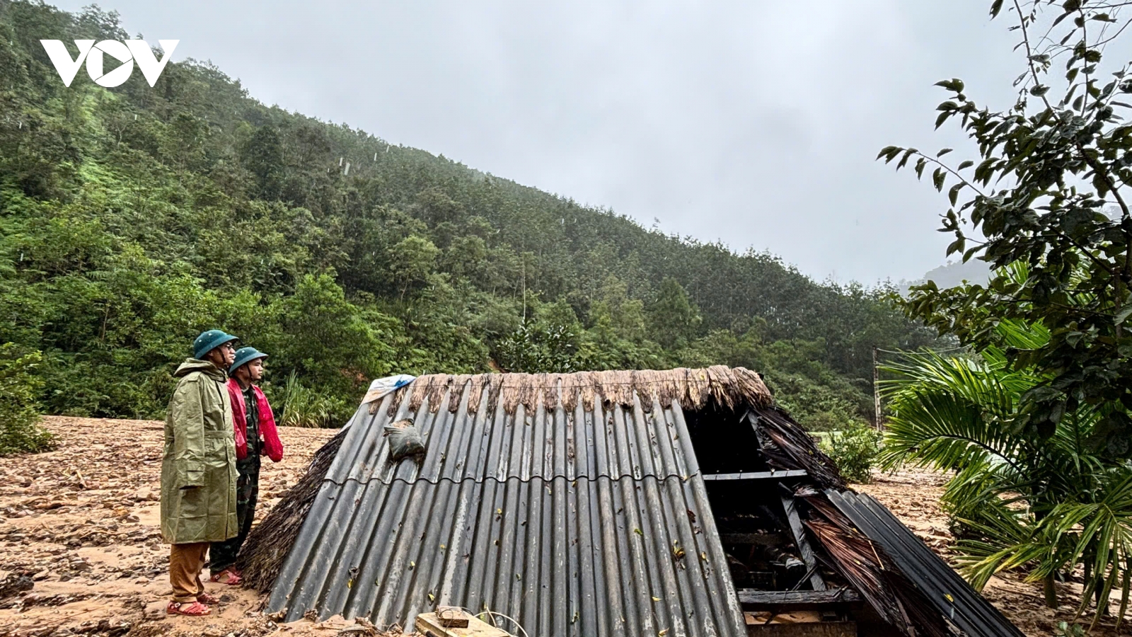 Đà Nẵng: Lũ quét làm sập 16 ngôi nhà ở xã biên giới, người dân được sơ tán an toàn