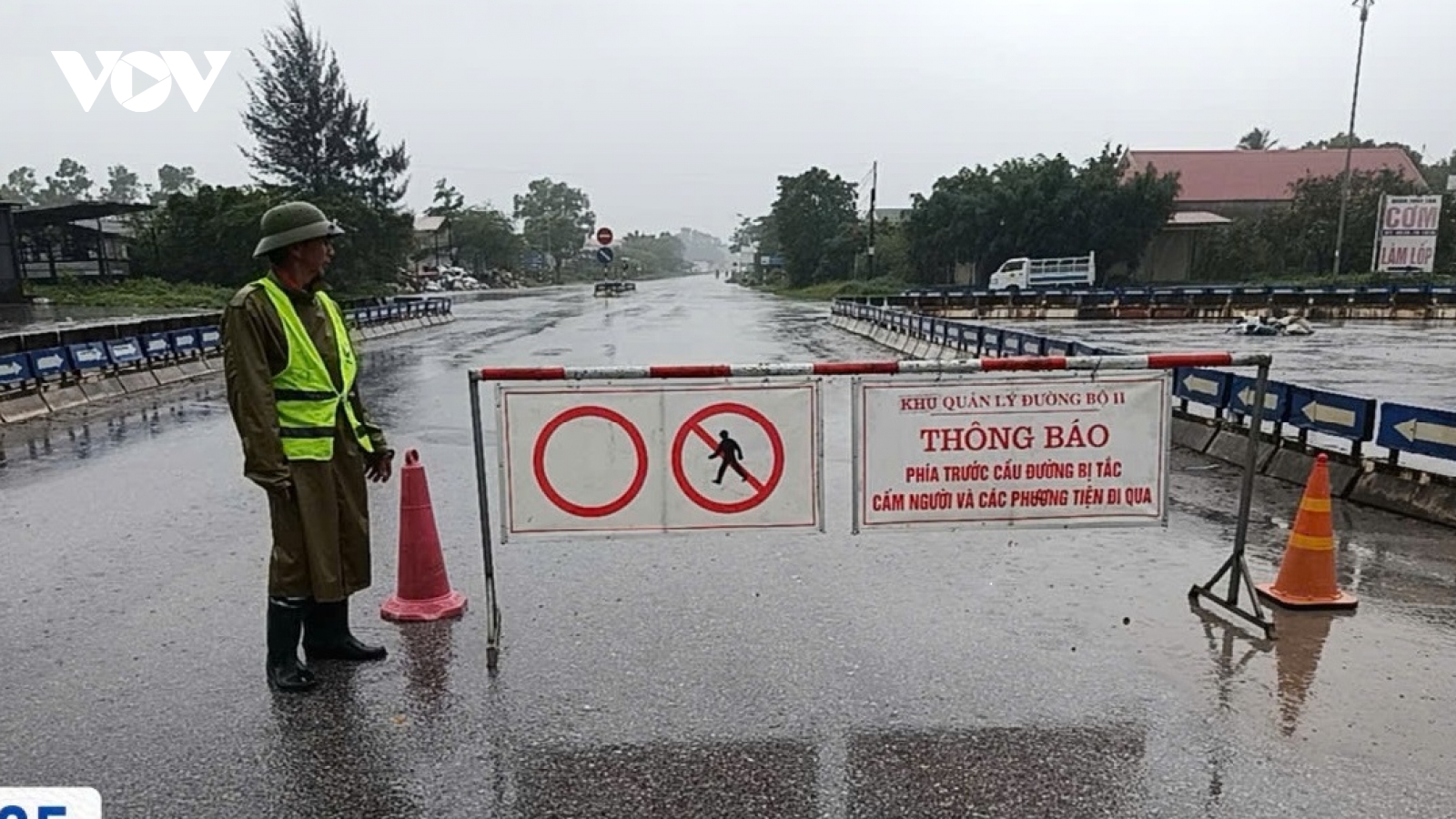 Bộ Xây dựng yêu cầu khôi phục nhanh giao thông, ưu tiên tuyến cứu hộ sau mưa lũ