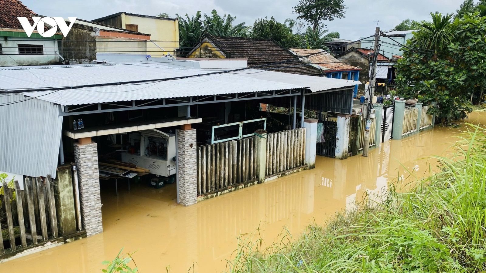 Người dân vùng rốn lũ Đà Nẵng chưa kịp dọn nhà, nước lũ lại tràn về