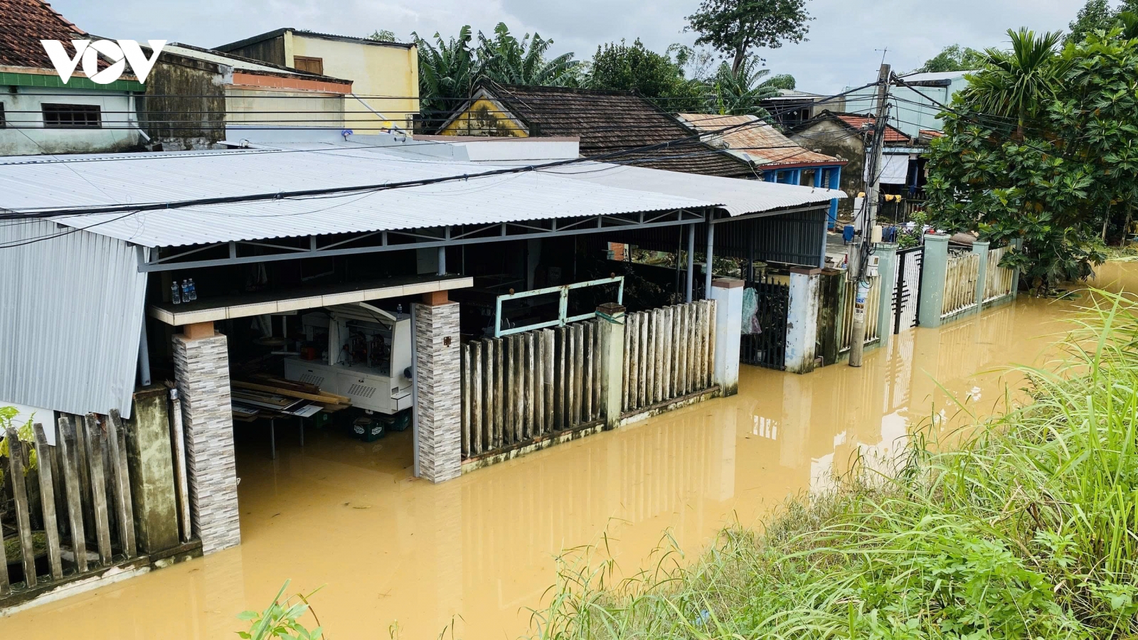 Người dân vùng rốn lũ Đà Nẵng chưa kịp dọn nhà, nước lũ lại tràn về