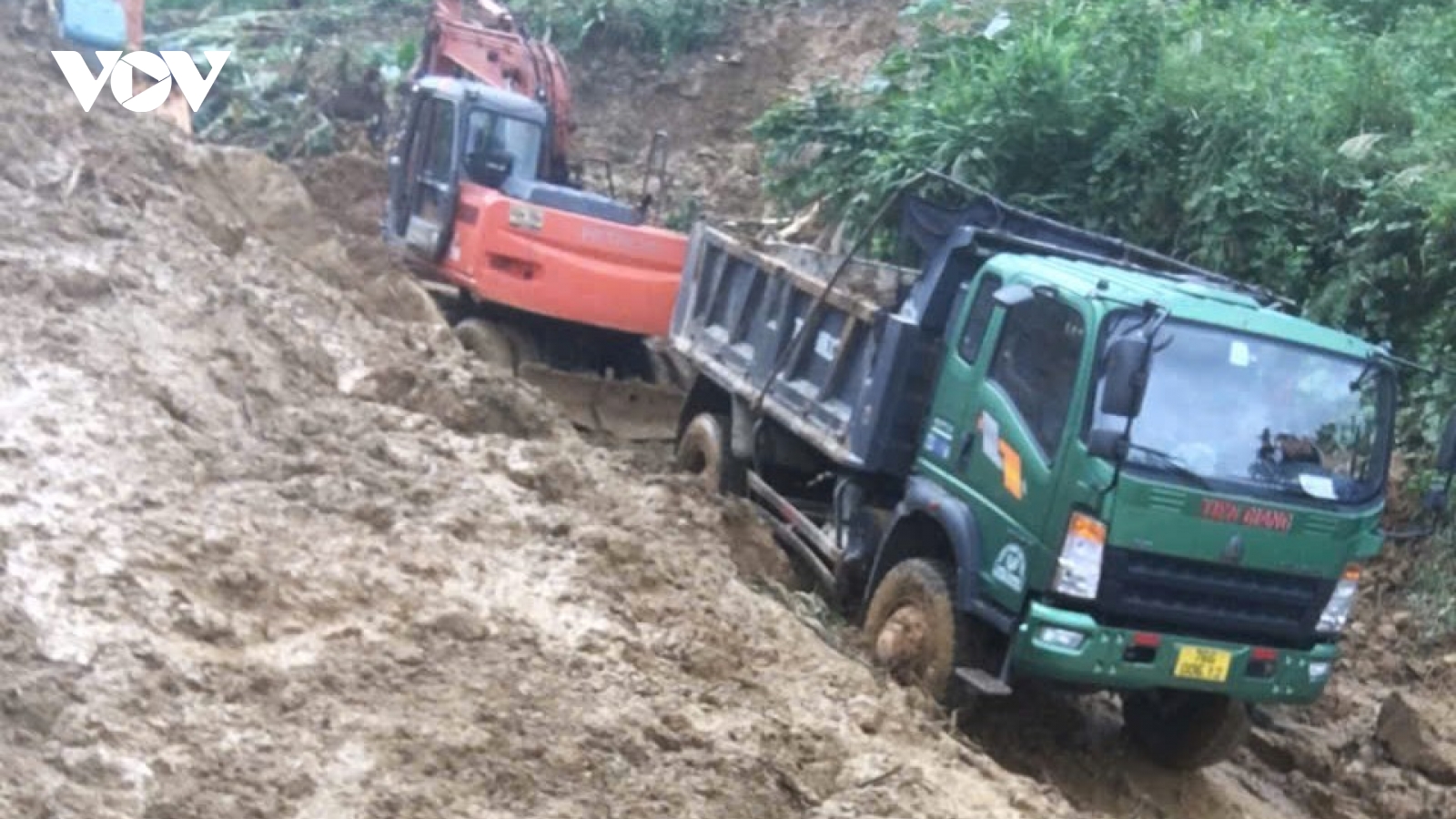 Quảng Ngãi tập trung khôi phục hệ thống giao thông và mạng viễn thông