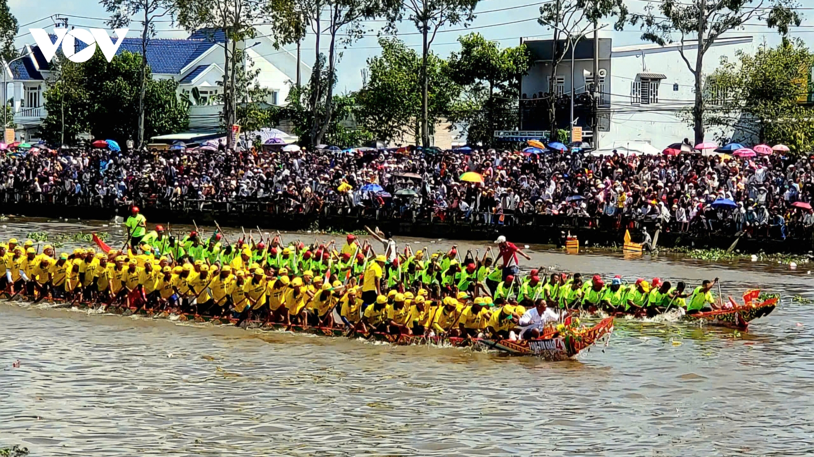 Người dân hào hứng xem đua ghe ngo TP. Cần Thơ năm 2025