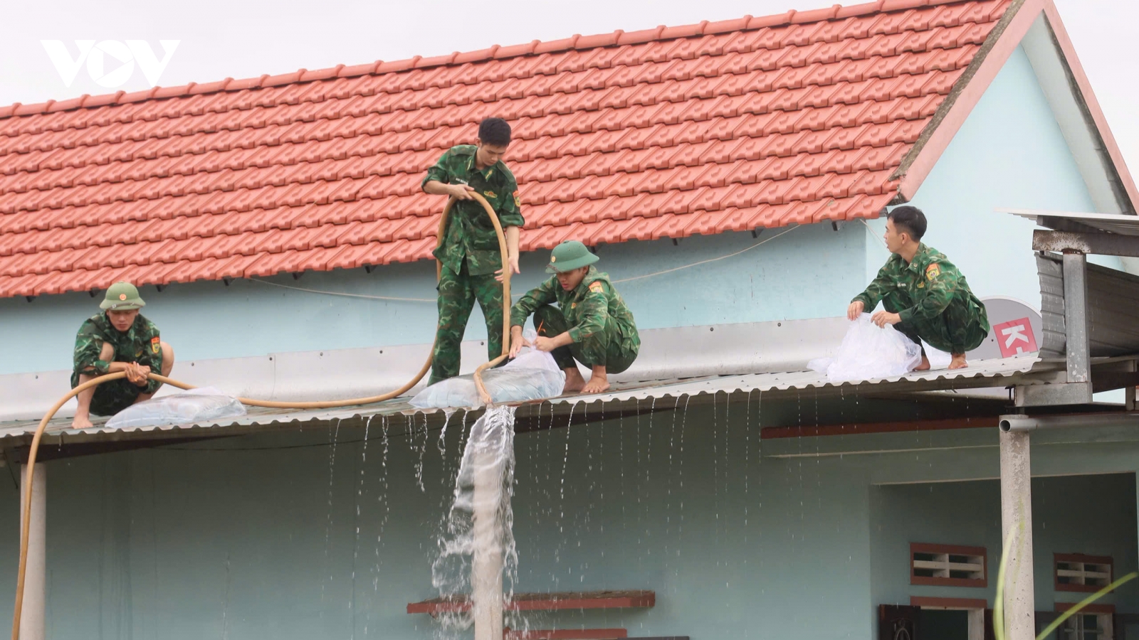 Người dân ven biển Quảng Ngãi chằng chống nhà cửa trước bão số 13