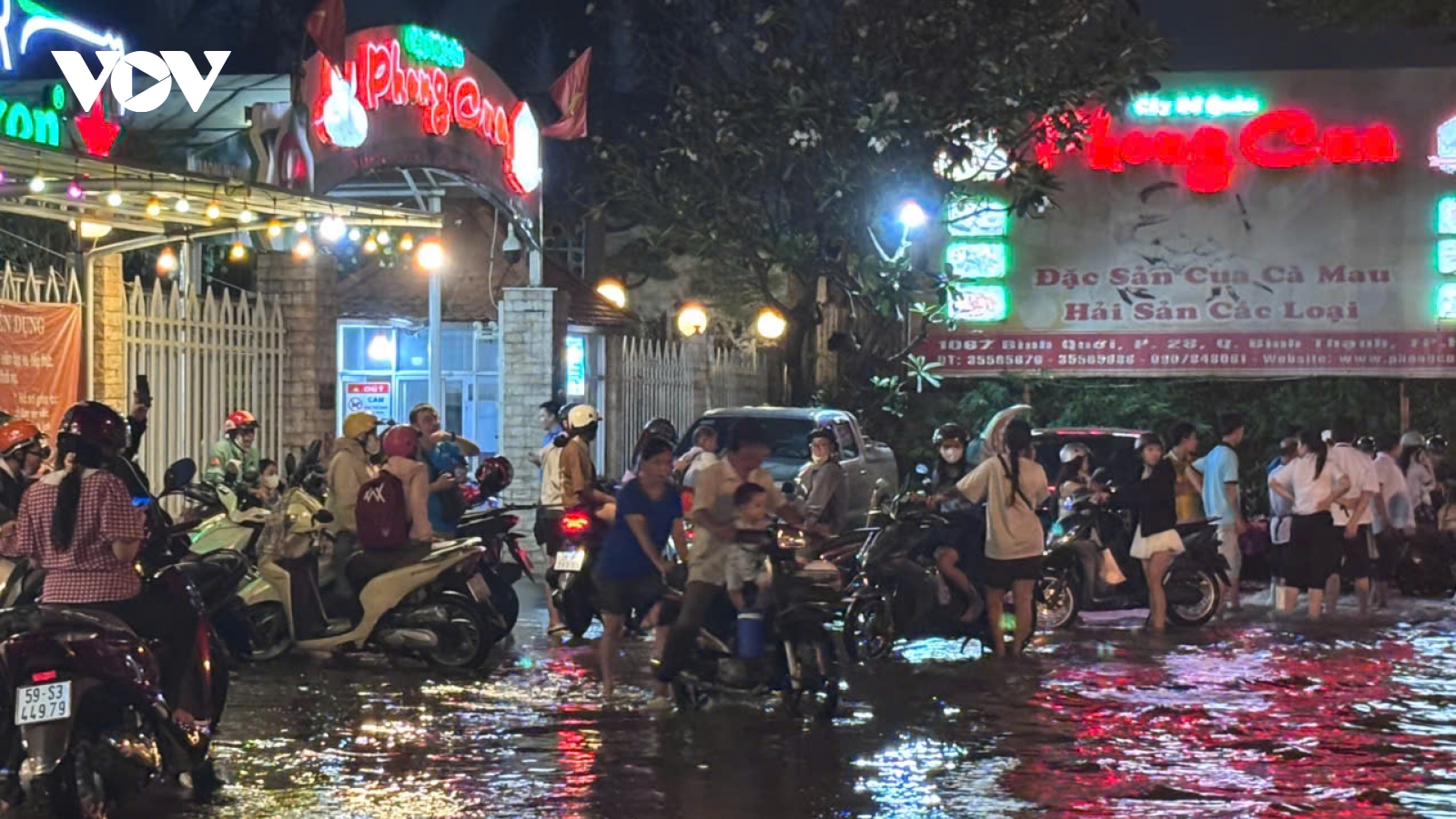 TP.HCM: Triều cường đạt đỉnh, nhiều tuyến đường và khu dân cư ngập sâu