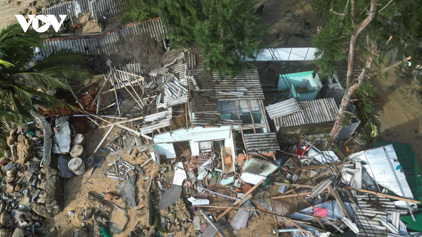 Quảng Ngãi: Bão số 13 làm 1 người chết, hơn 1.460 căn nhà bị hư hại