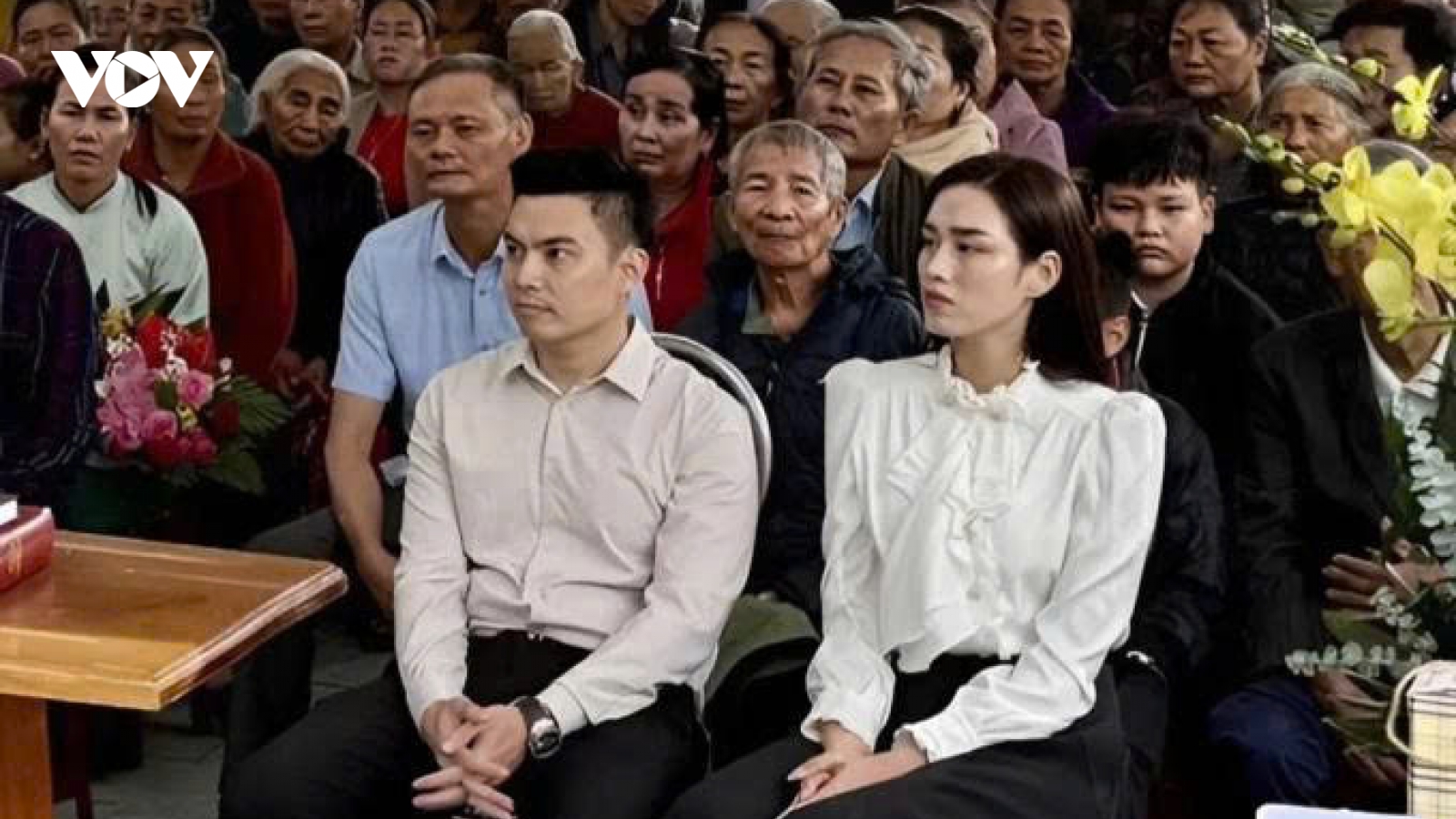 Sao Việt 8/11: Hoa hậu Đỗ Thị Hà cùng chồng đi làm từ thiện