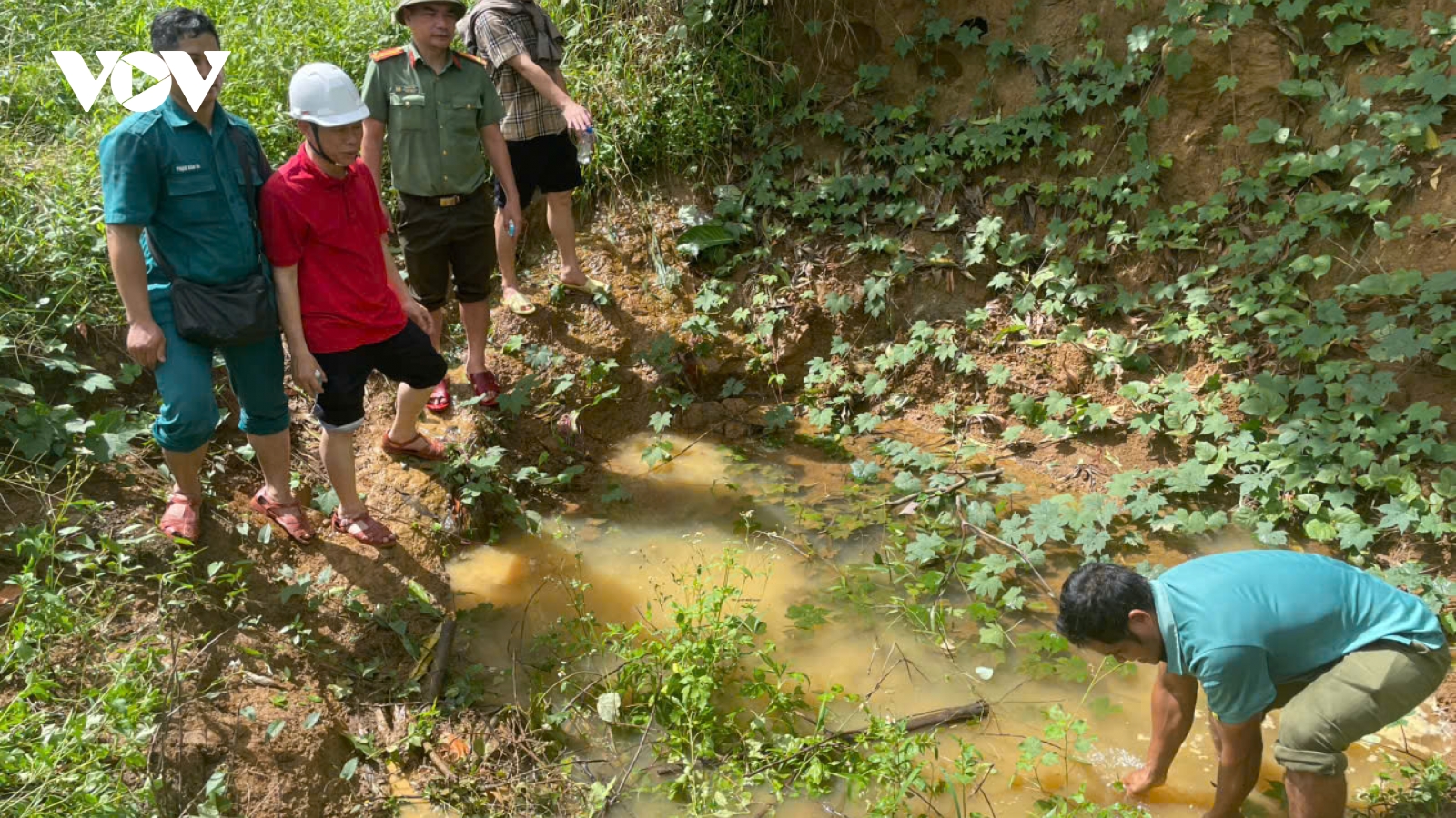 300 người dân đối mặt nguy cơ sạt lở do núi Wang Với xuất hiện vết nứt