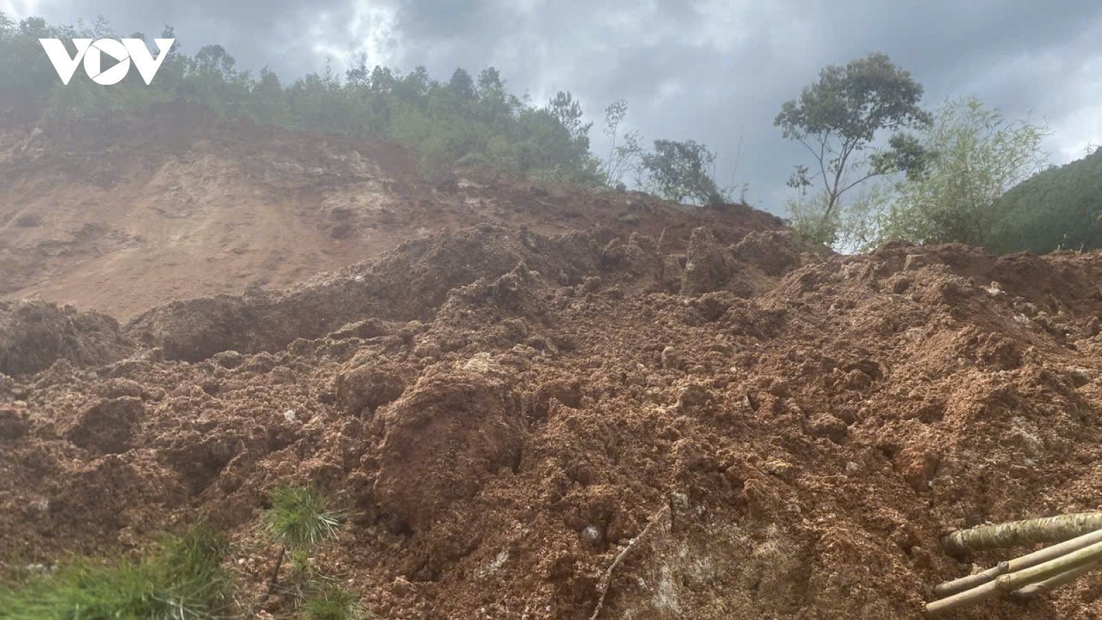 Sau tiếng nổ lớn, đường vào làng du lịch ở Quãng Ngãi bị vùi lấp