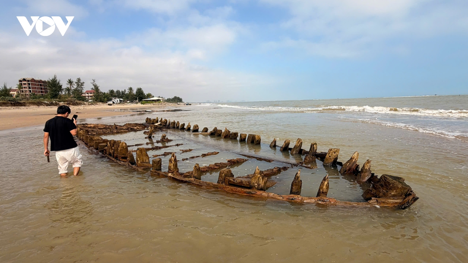 Tàu gỗ nghi tàu cổ lộ diện sau bão số 13 ở Hội An