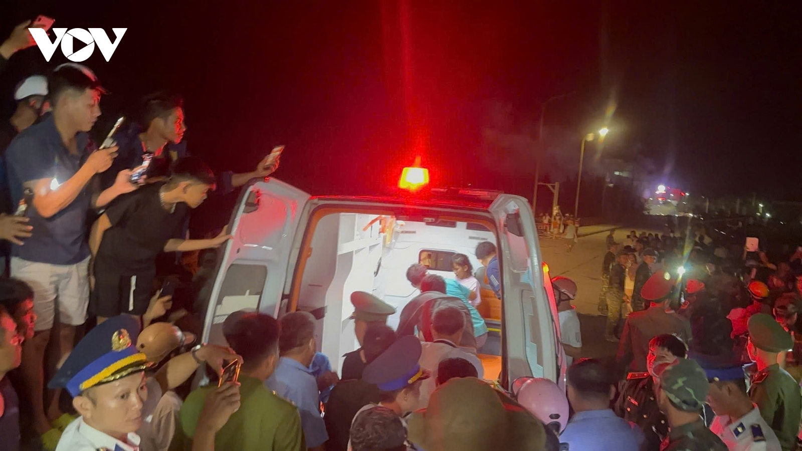 Kỳ tích giữa bão tố: 3 ngư dân Lý Sơn trôi dạt hơn 40 giờ trên biển trở về bình an