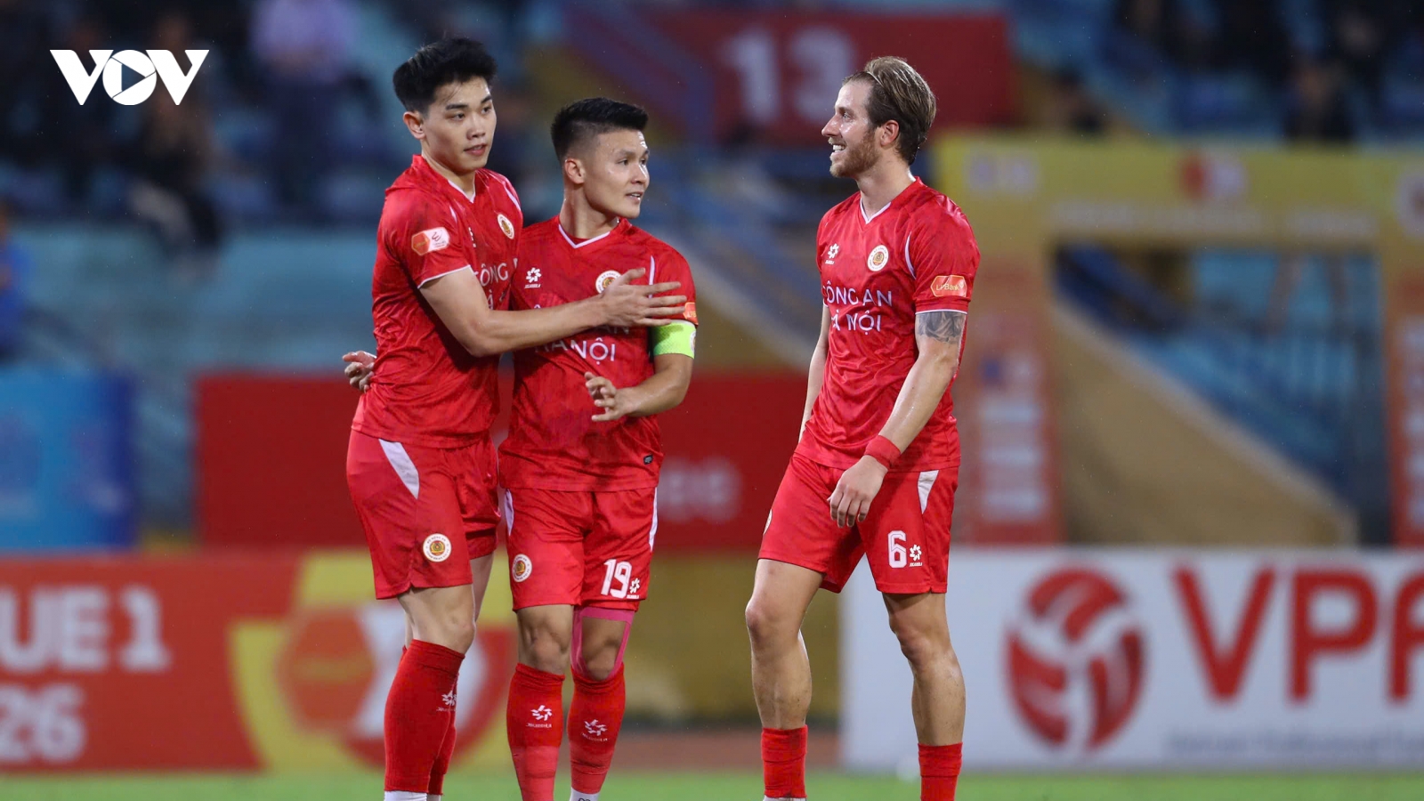 Đội hình tiêu biểu vòng 11 V-League 2025/2026: Quang Hải ghi bàn, vinh danh hậu vệ