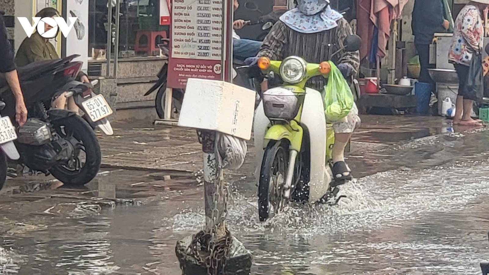 Ổ gà, ổ voi chằng chịt sau triều cường, nguy hiểm khi lưu thông ở Cần Thơ