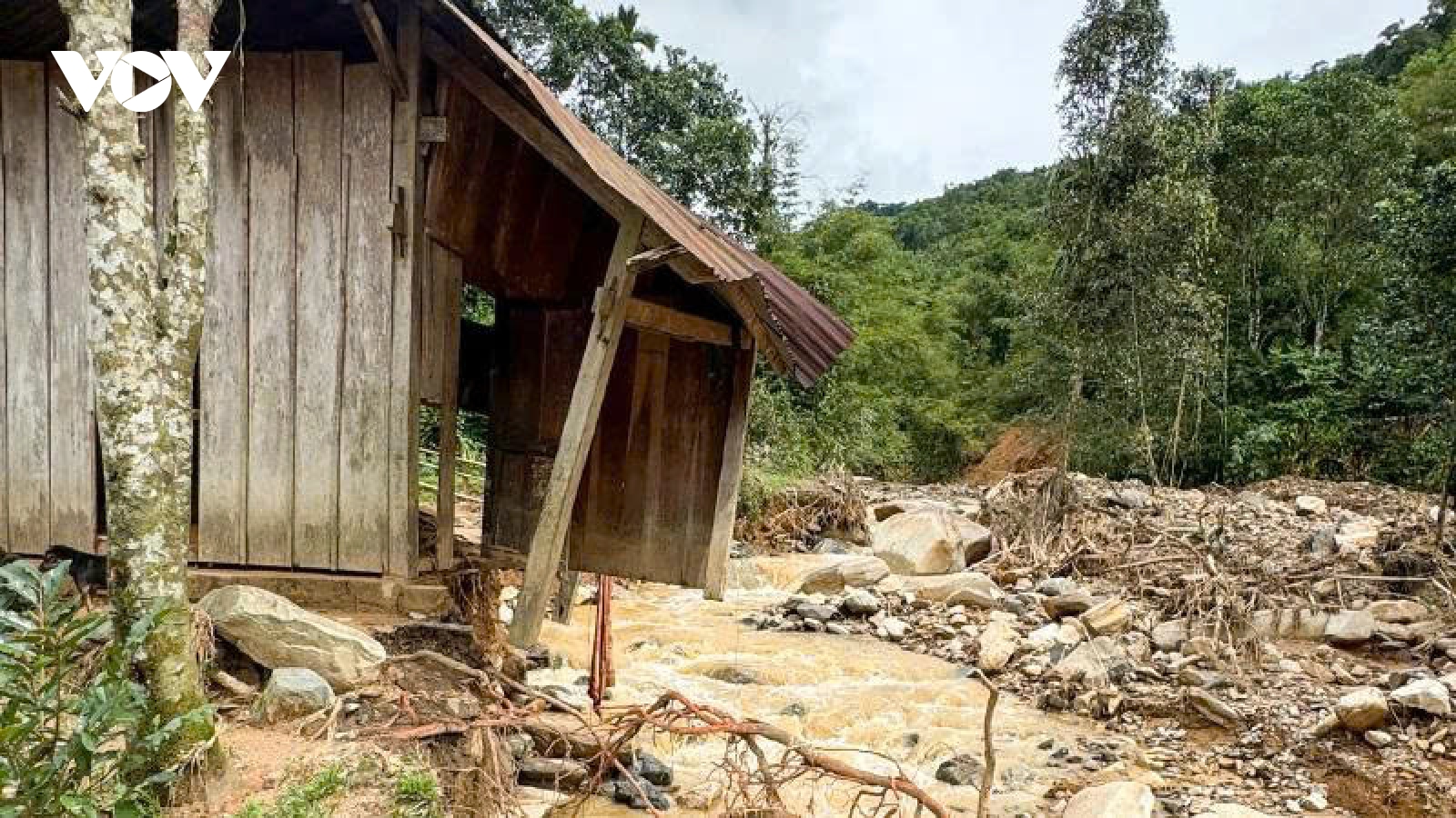 Đà Nẵng nỗ lực khắc phục hậu quả mưa lũ, di dời dân vùng sạt lở