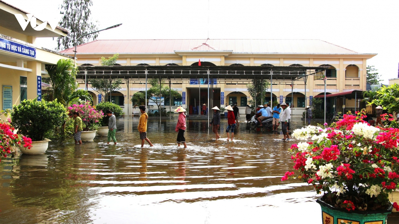 Cần Thơ: Nước dâng cao, trường học ngập sâu, học sinh phải tạm nghỉ học