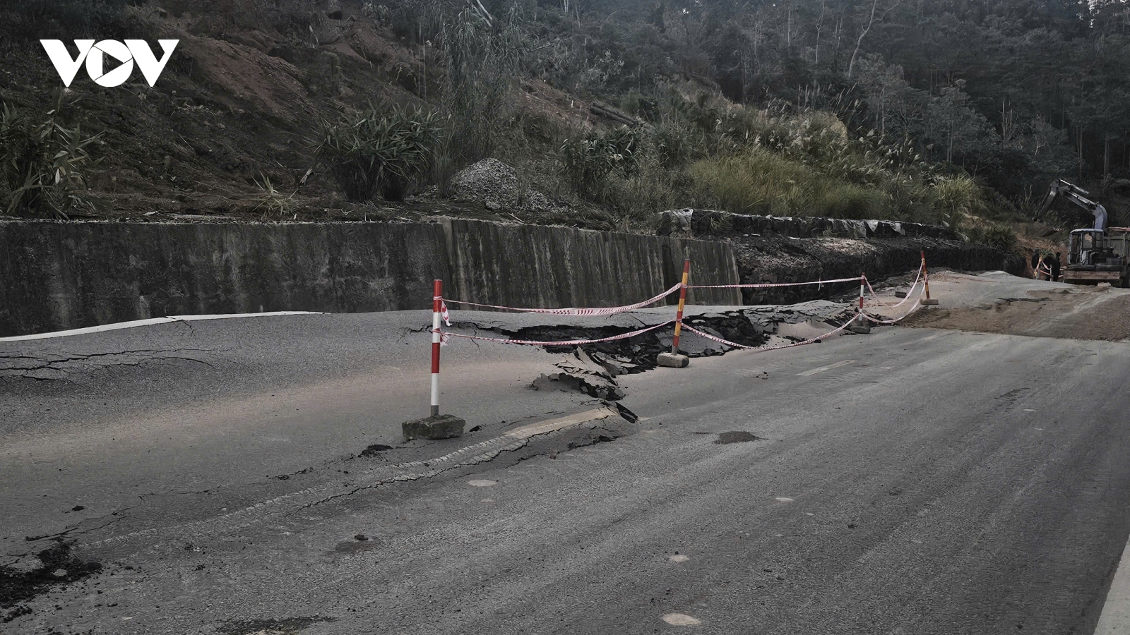 Khắc phục tạm thời hư hỏng Quốc lộ 24 đoạn qua Măng Đen