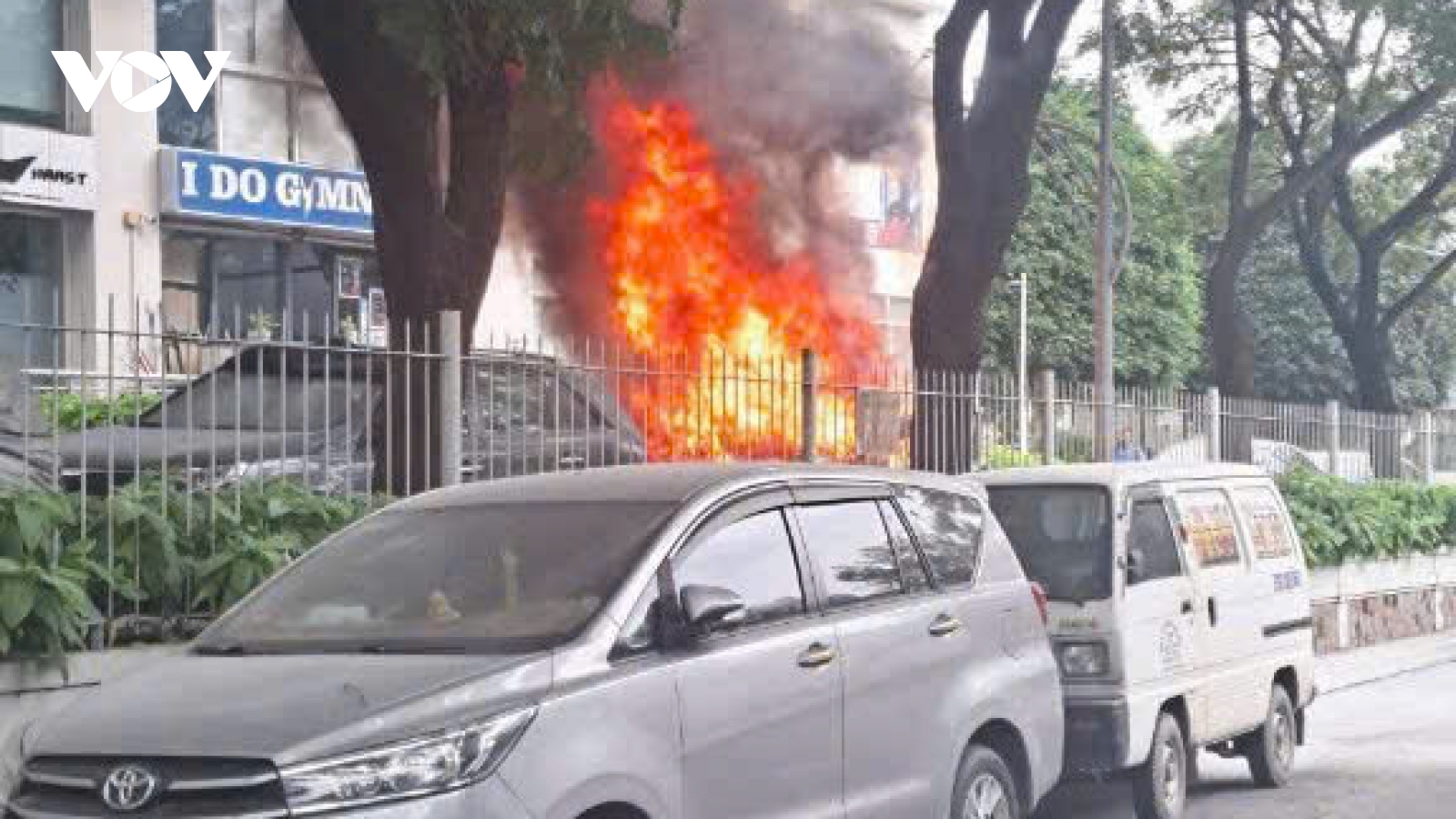 Ô tô cháy rụi trong khuôn viên chung cư ở TP.HCM