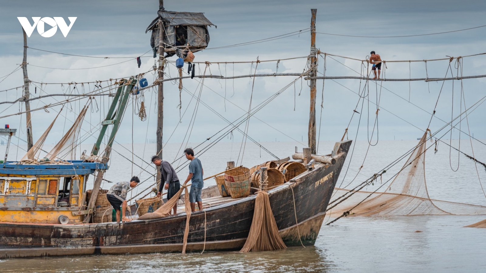 Mưu sinh bằng nghề “đáy hàng khơi” của ngư dân ở Vĩnh Long