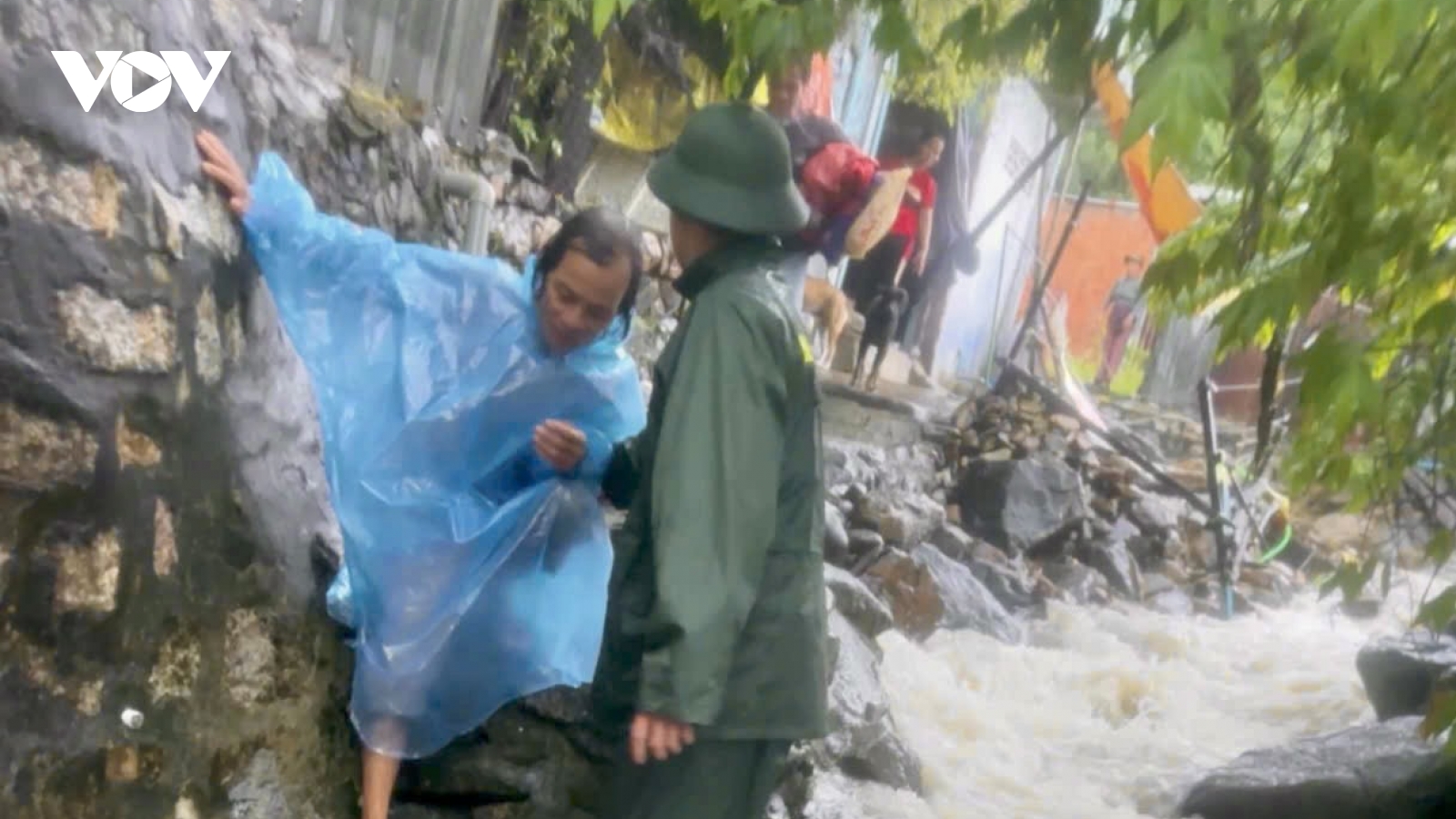 Đồn biên phòng cửa khẩu cảng Nha Trang sơ tán nhiều người dân bị cô lập do mưa lũ