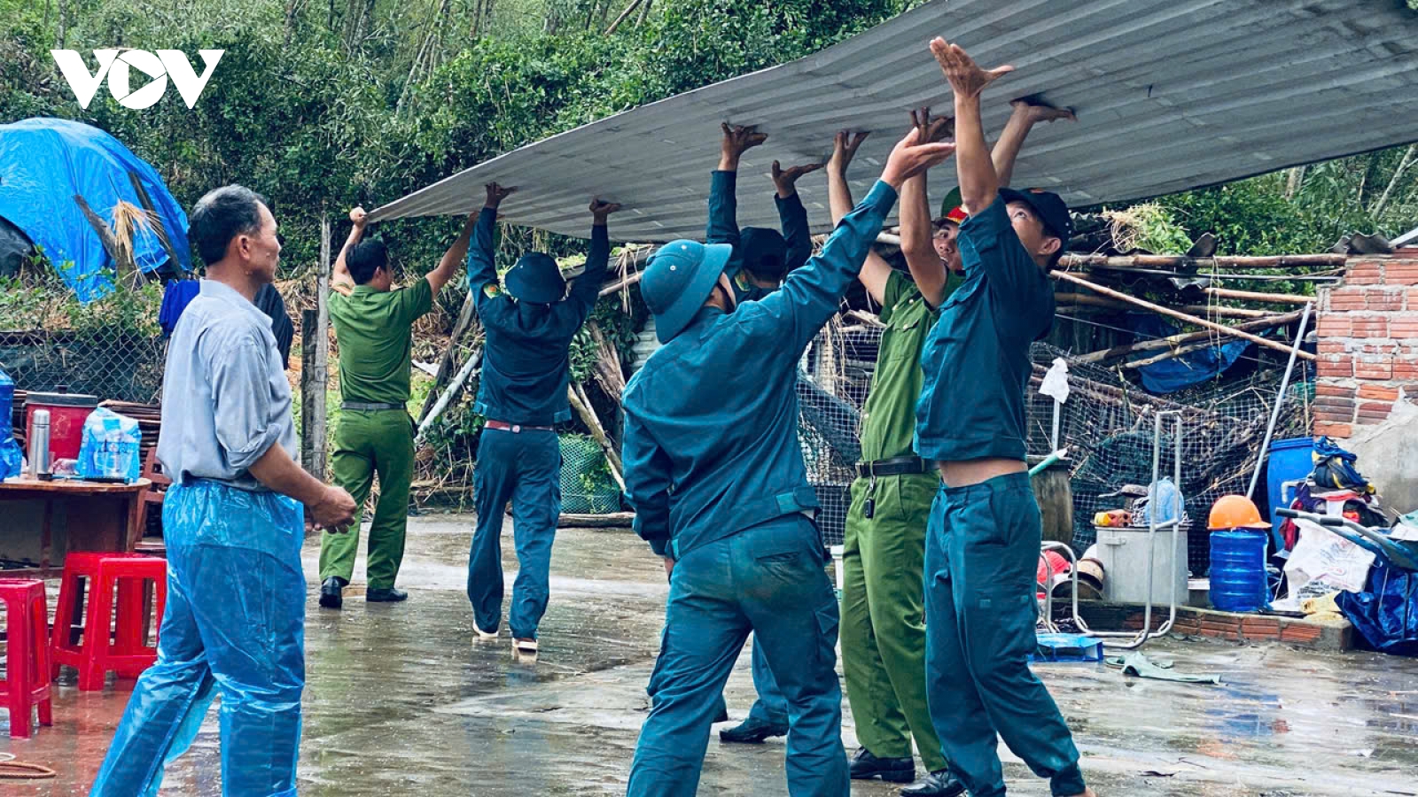Công an, quân đội giúp người dân Quảng Ngãi khắc phục hậu quả lốc xoáy