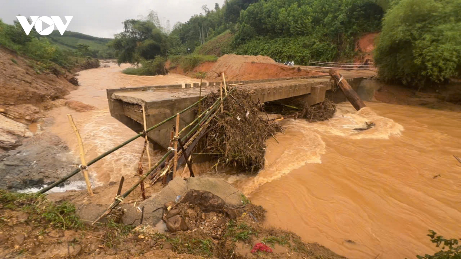 Cầu Nước Bao ở Quảng Ngãi bị lũ cuốn mố cầu