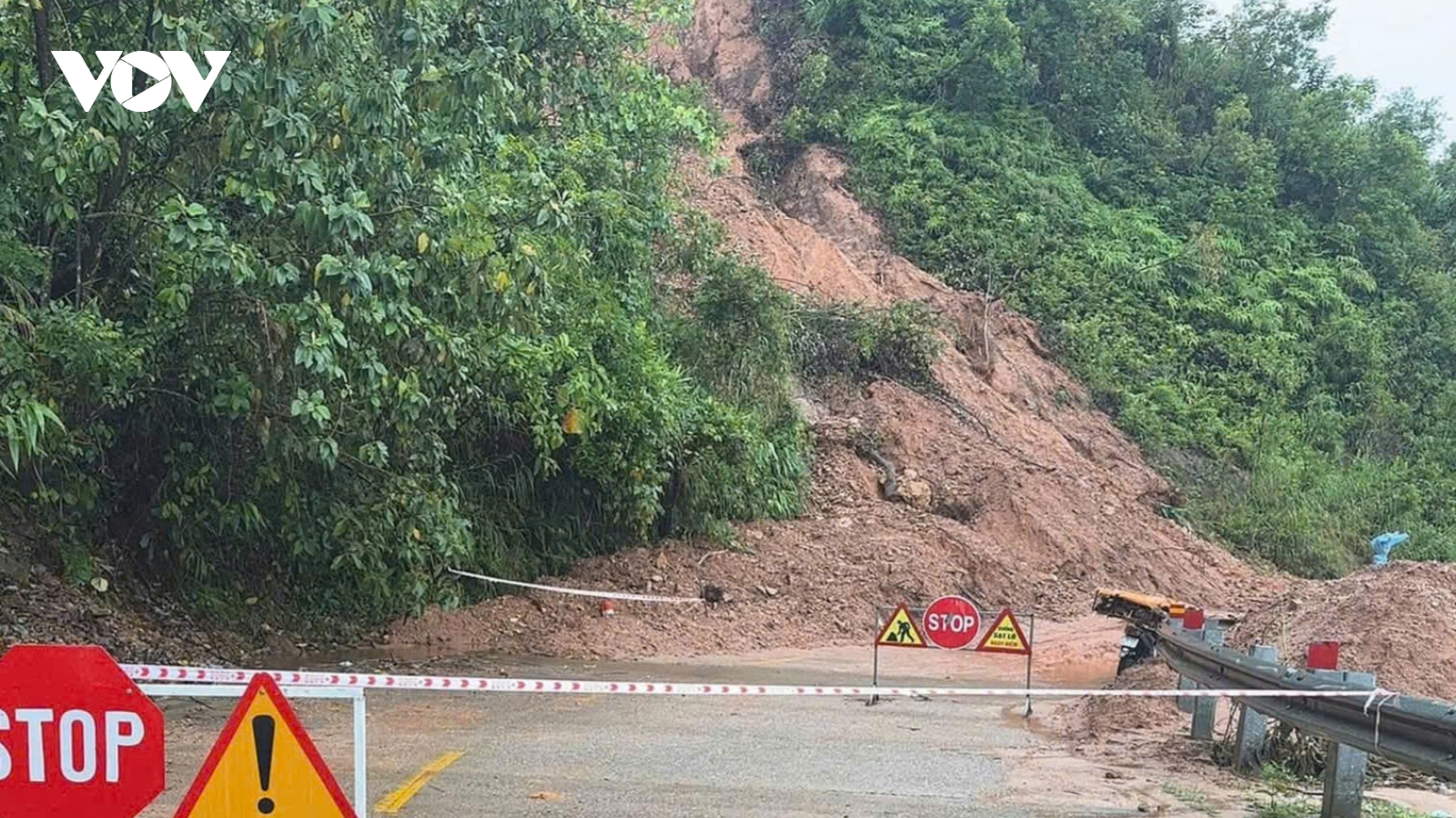 Sạt lở nghiêm trọng trên Tỉnh lộ 623, Quảng Ngãi