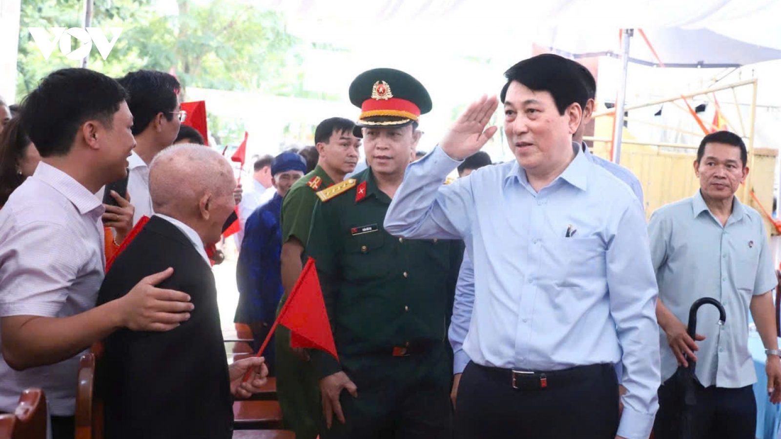 Chủ tịch nước Lương Cường thăm hỏi, động viên bà con vùng lũ Gò Nổi, Đà Nẵng