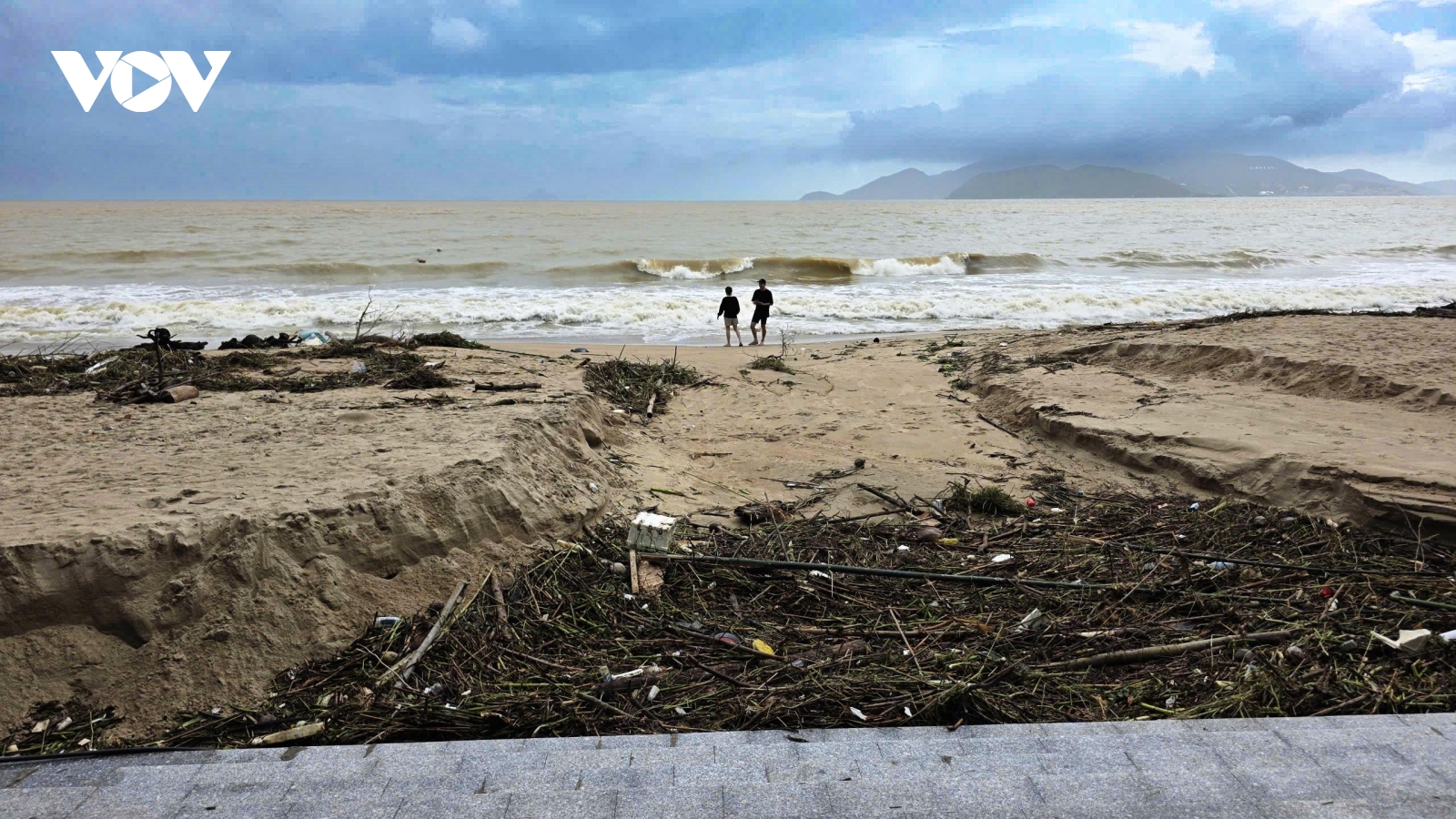 Khối lượng rác khổng lồ dạt vào bãi biển Nha Trang