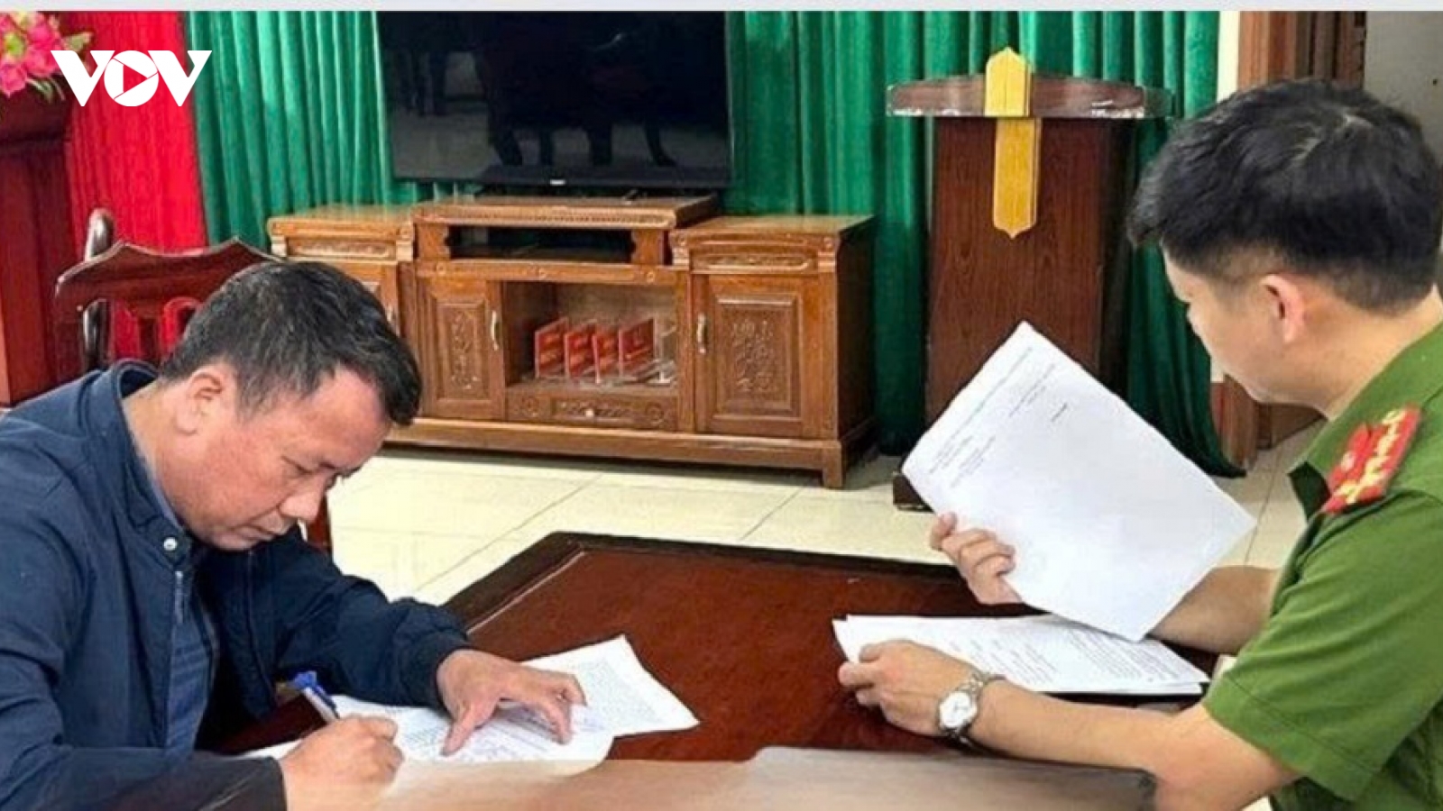 Khởi tố cán bộ phường ở Ninh Bình nhận hối lộ làm thủ tục cấp sổ đỏ trái quy định