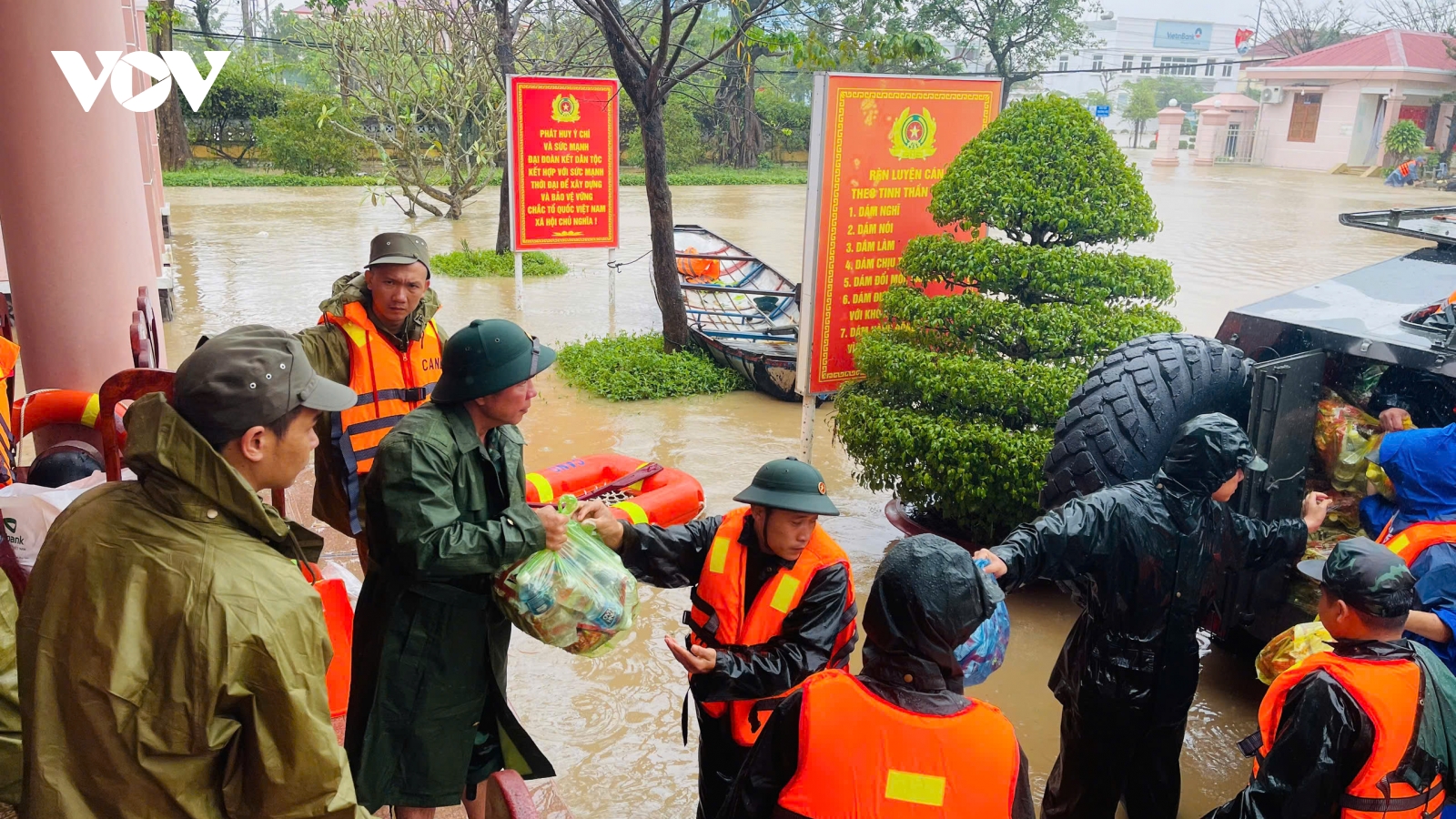 Miền Trung - Tây Nguyên trong mưa lũ lịch sử: Toả sáng điểm tựa tinh thần