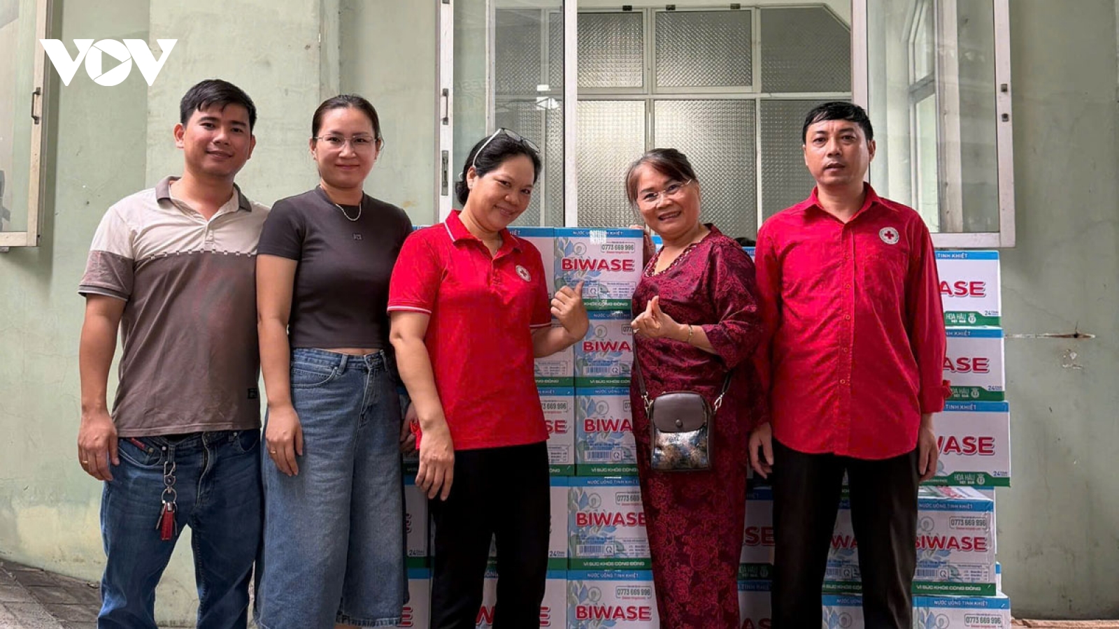 Hàng tấn hàng hóa dồn về “Bến đỗ yêu thương” TP.HCM, vượt bão đến với đồng bào