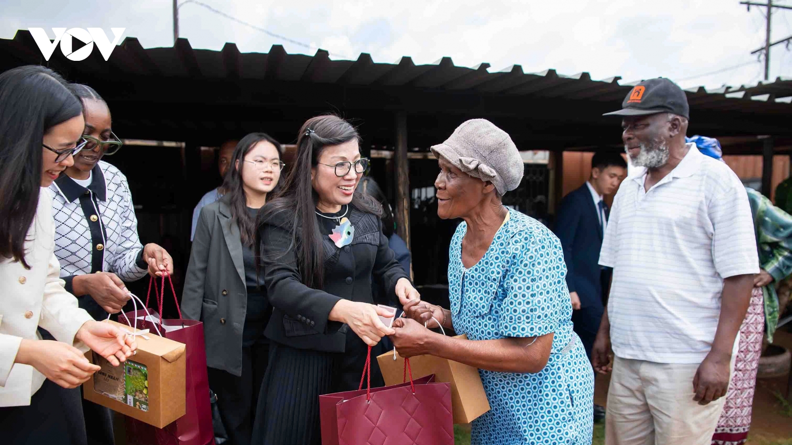 Phu nhân Thủ tướng thăm và tặng quà cho người dân khu dân cư Tsakane, Nam Phi