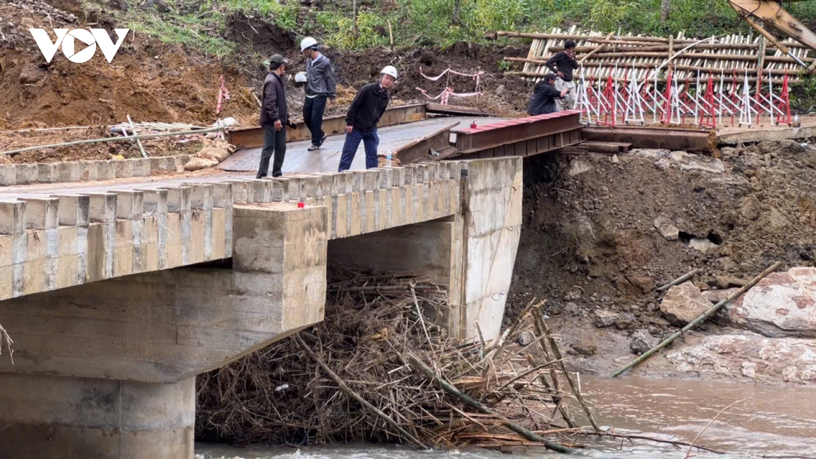 Quảng Ngãi: Lắp cầu tạm bằng dầm thép, đảm bảo cuộc sống cho hơn 1.200 người dân
