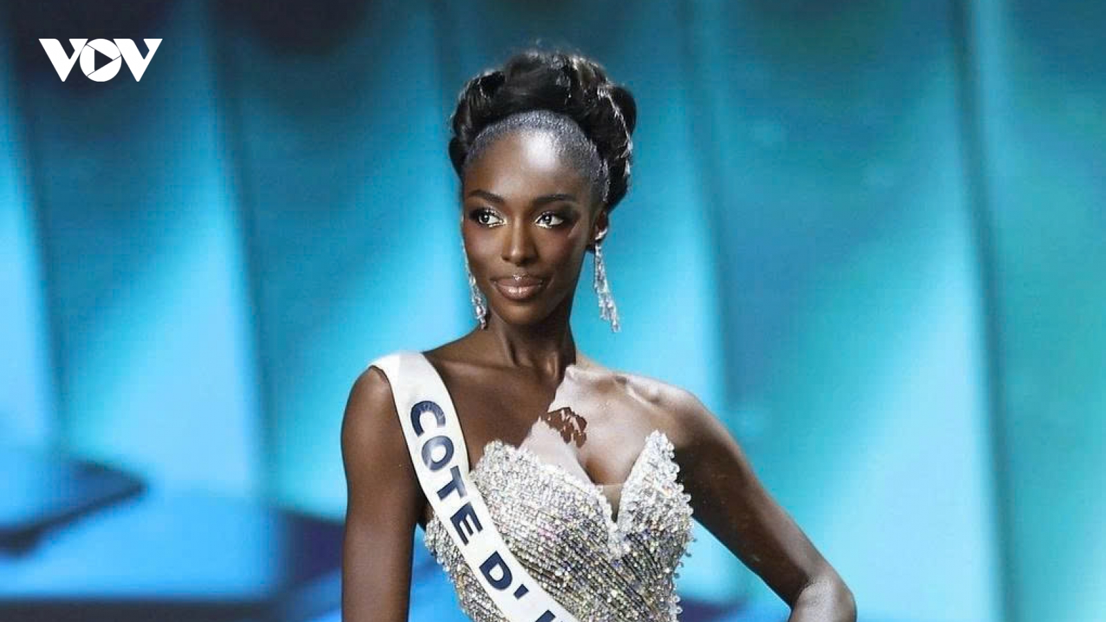 Á hậu 4 Miss Universe 2025 từ bỏ danh hiệu