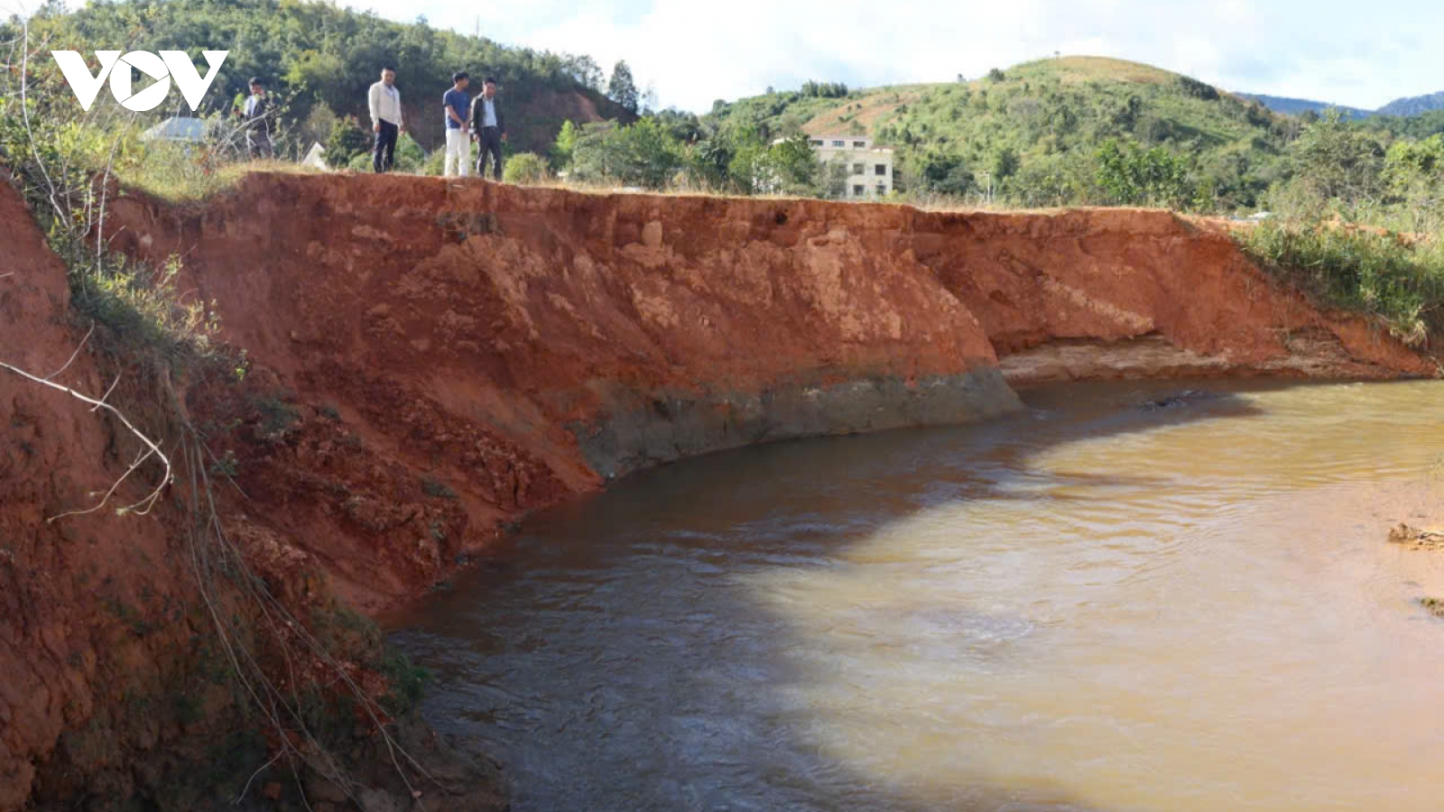 Quảng Ngãi: Bờ suối Đăk Ter sạt lở, đổ sập nhà dân, uy hiếp khu dân cư