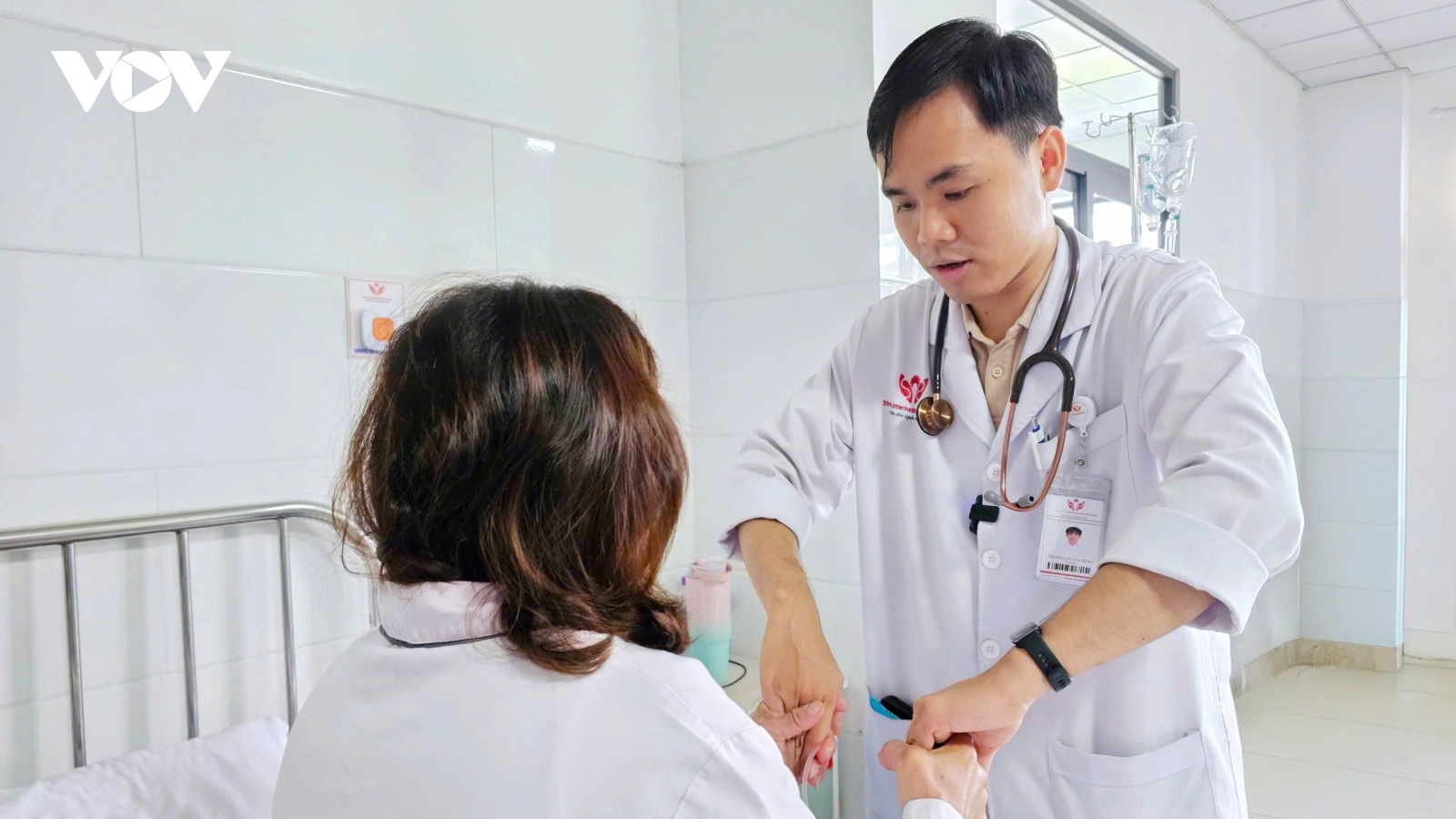 Uống thuốc xách tay, bệnh nhân nhồi máu não phải nhập viện cấp cứu