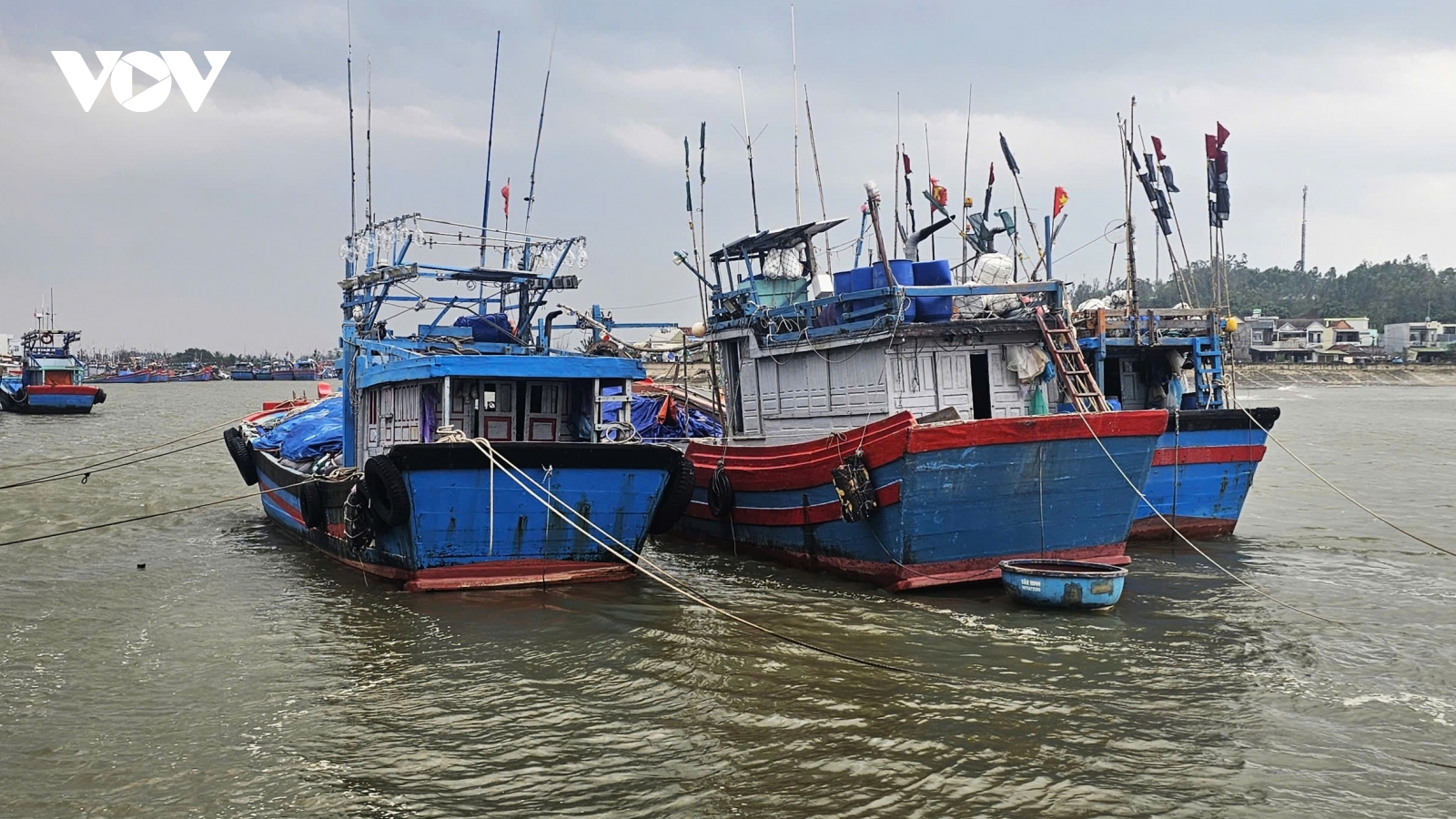 Bão số 15 liên tục giảm cấp trên Biển Đông, hướng di chuyển khó lường