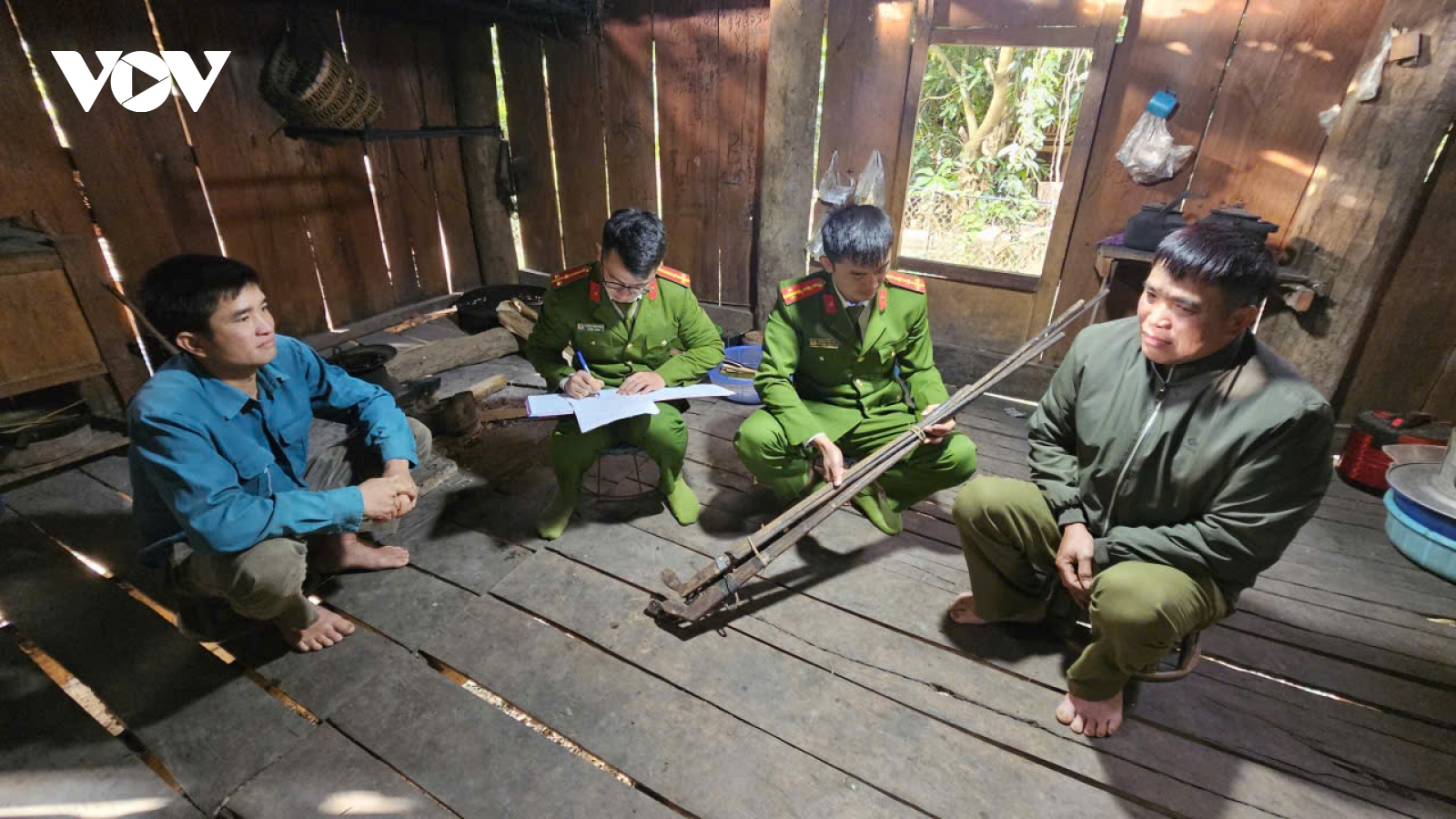 Một người dân ở Sơn La tự giác giao nộp 3 khẩu súng tự chế